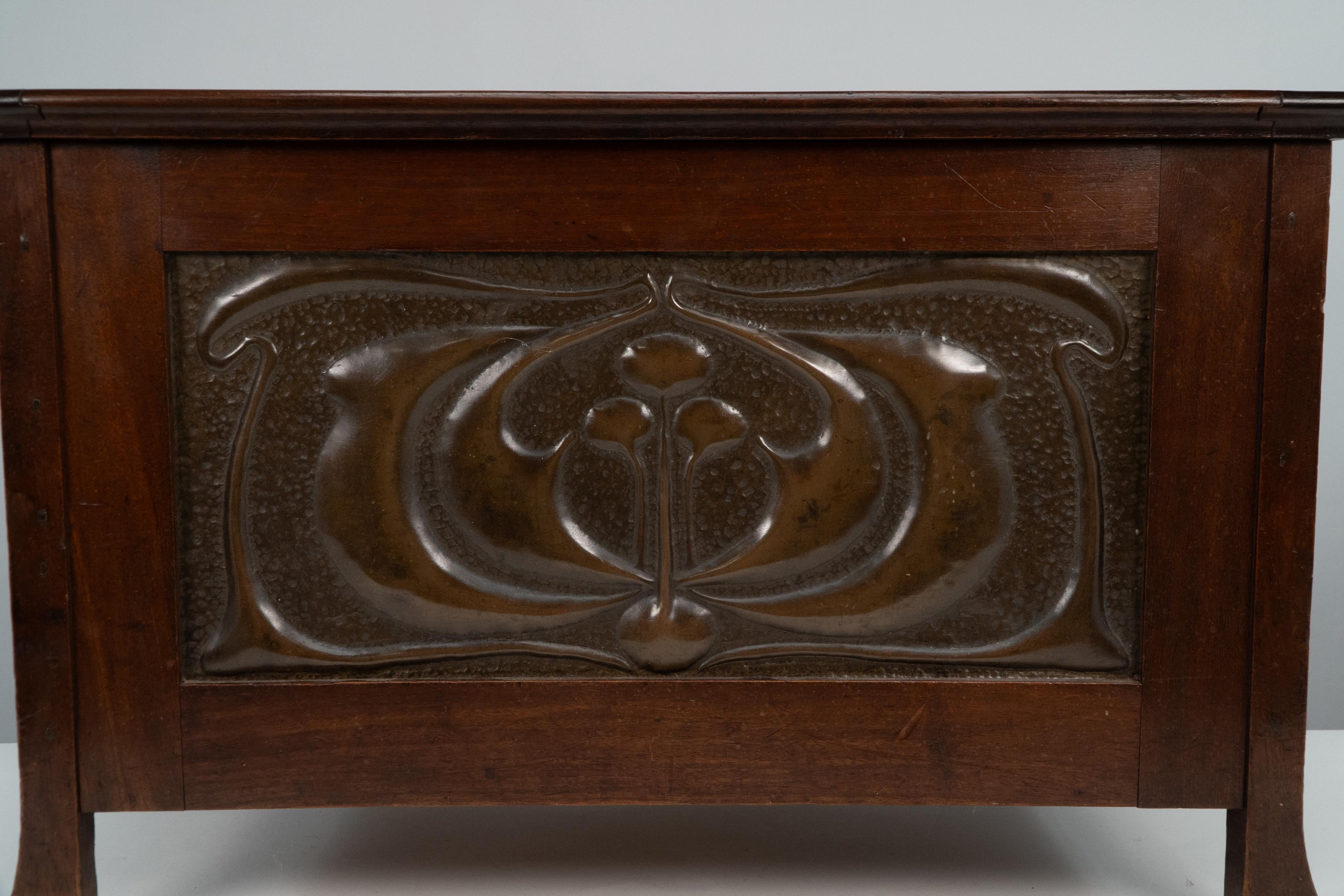 Liberty and Co. A small trunk with copper panels in the style of C R Mackintosh. For Sale 2