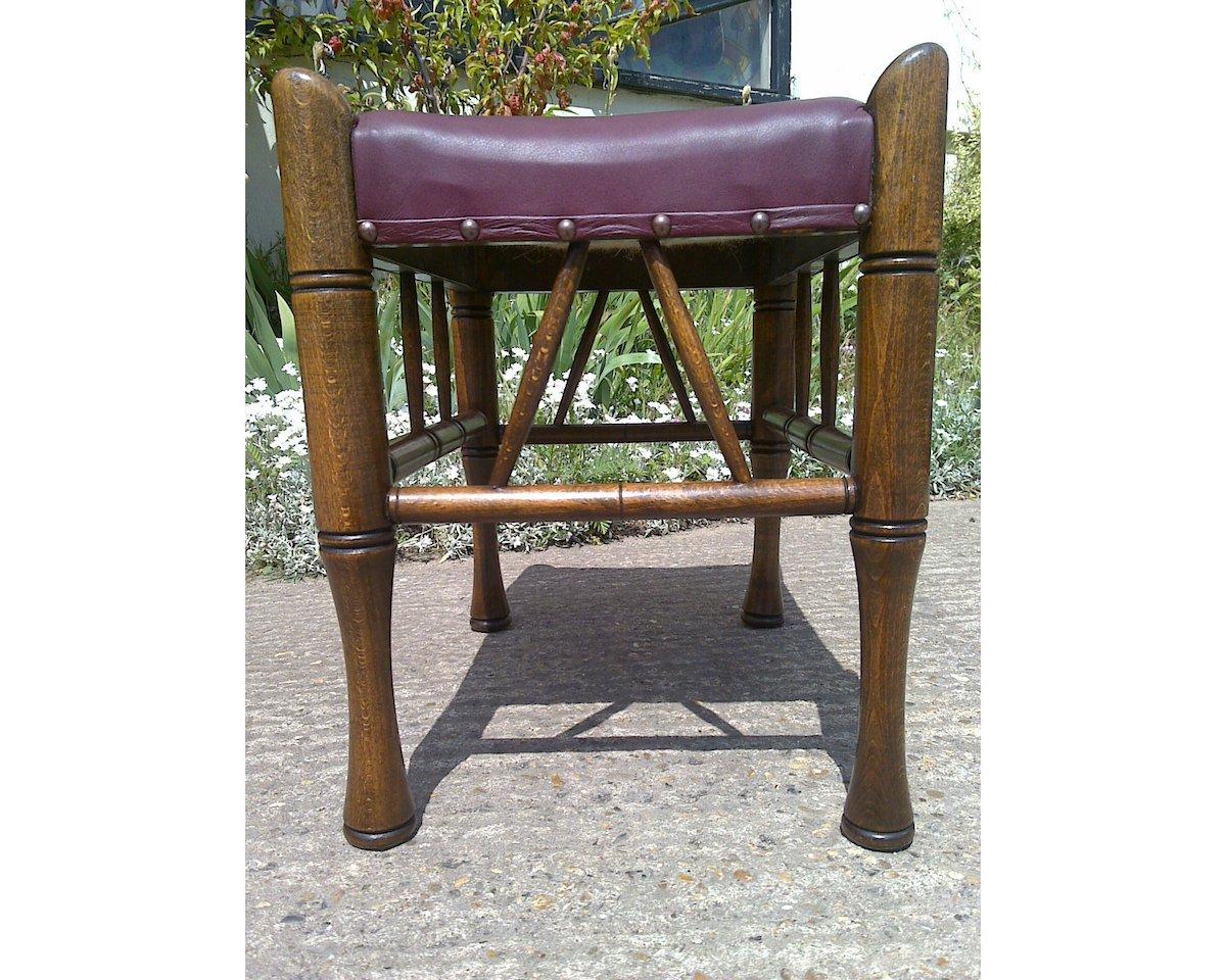 20ième siècle Liberty and Co. Tabouret Thebes en hêtre teinté et cuir. en vente