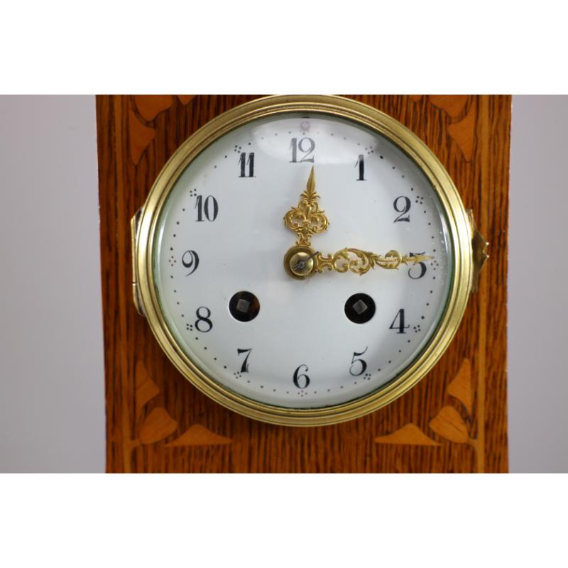 Reloj de chimenea de roble estilo Arts & Crafts Liberty & Co C F A Voysey con incrustaciones florales en venta 4