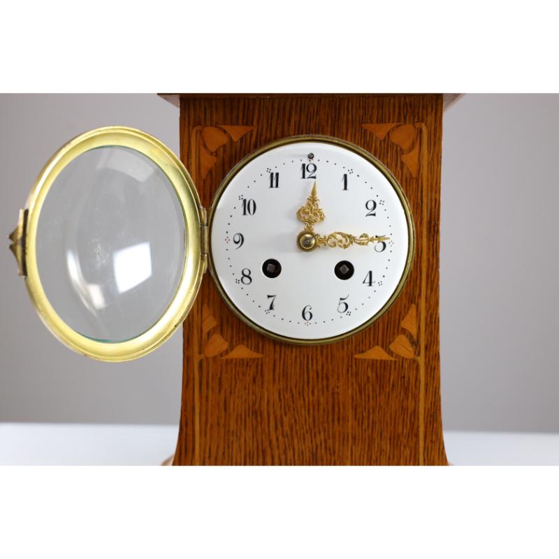 Reloj de chimenea de roble estilo Arts & Crafts Liberty & Co C F A Voysey con incrustaciones florales en venta 5