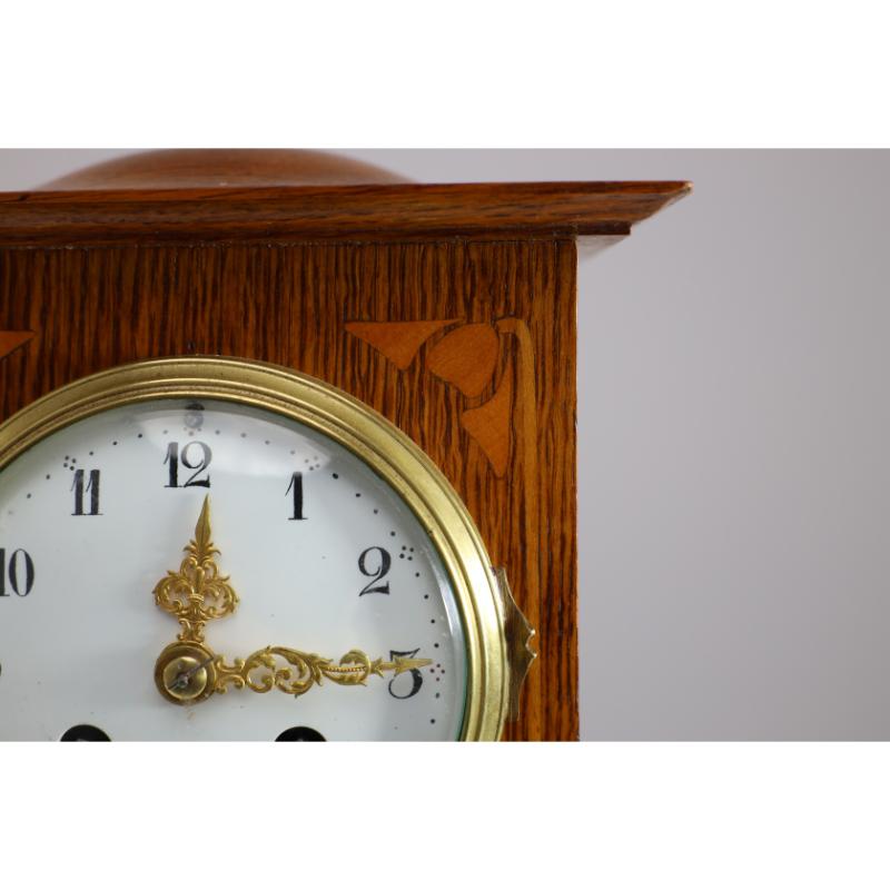 Liberty & Co C F A Voysey style Arts & Crafts horloge de cheminée en chêne avec incrustation florale. en vente 7