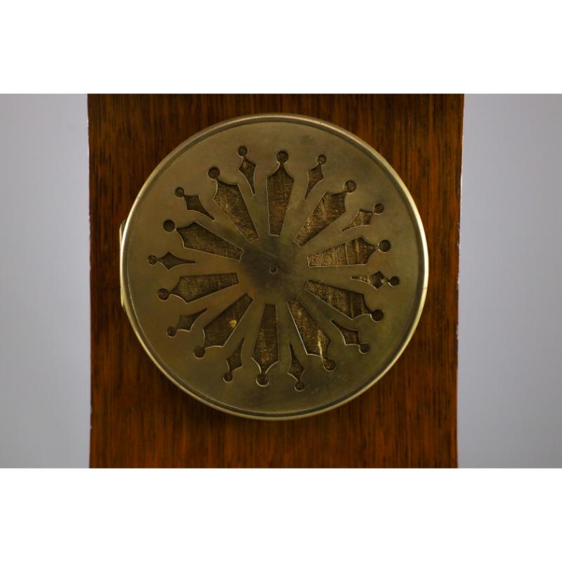 Liberty & Co C F A Voysey style Arts & Crafts horloge de cheminée en chêne avec incrustation florale. en vente 10
