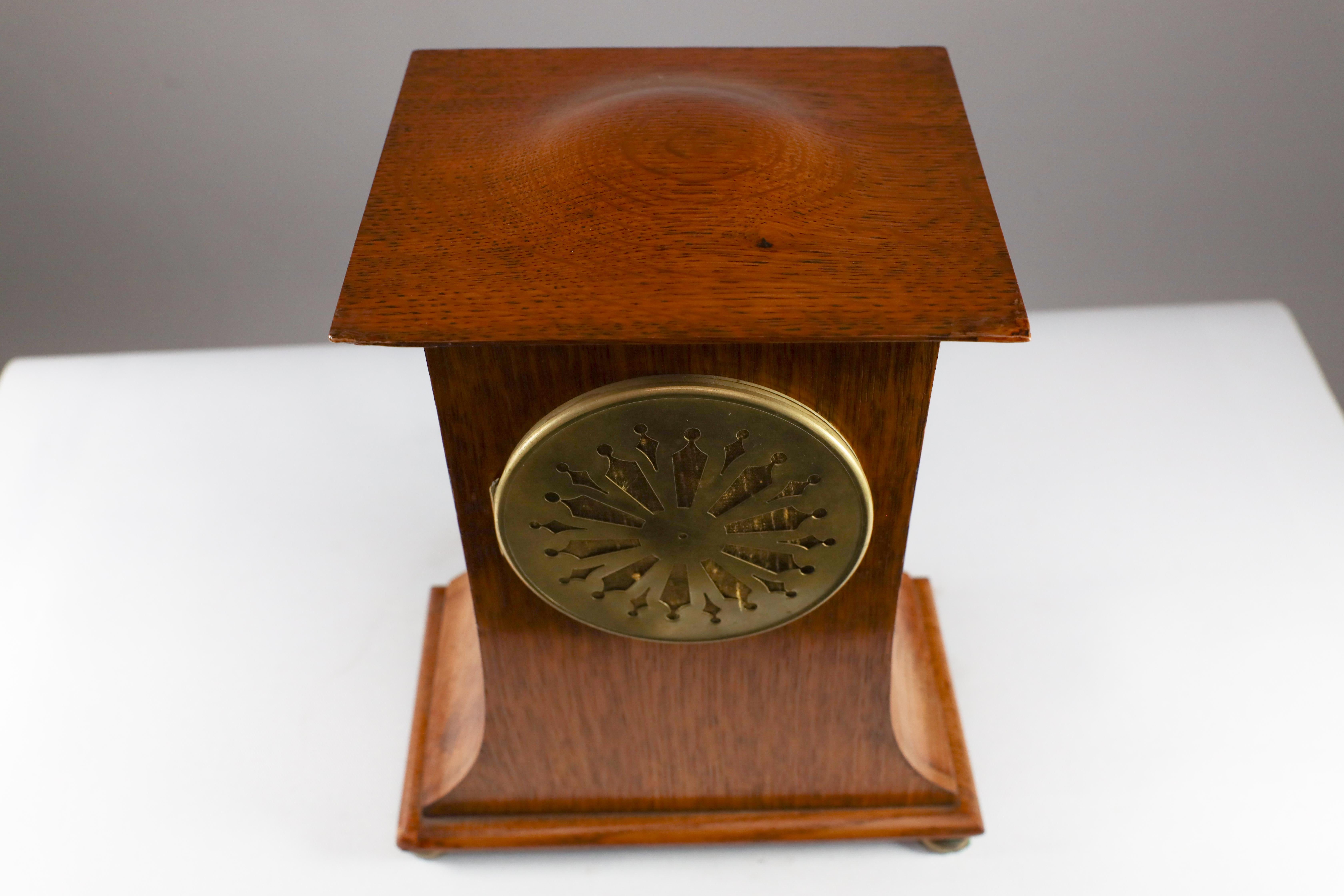 Liberty & Co C F A Voysey style Arts & Crafts horloge de cheminée en chêne avec incrustation florale. en vente 11
