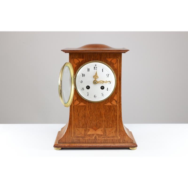 Anglais Liberty & Co C F A Voysey style Arts & Crafts horloge de cheminée en chêne avec incrustation florale. en vente