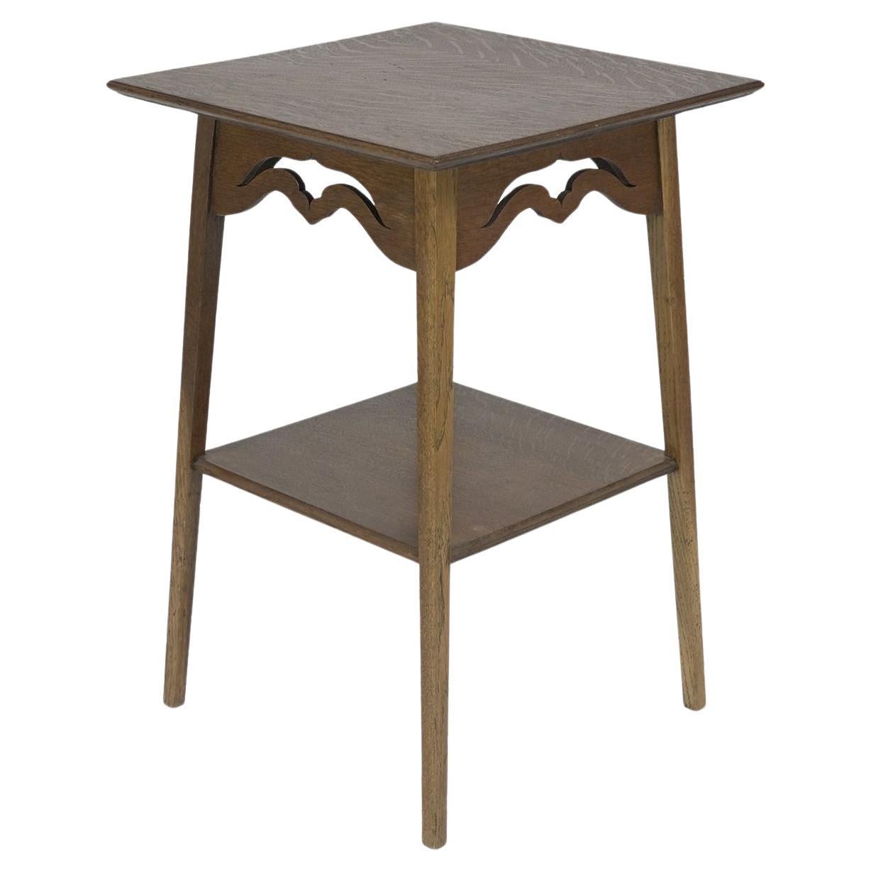 Liberty und Co. Ein Arts and Craft Beistelltisch aus Eiche im Angebot