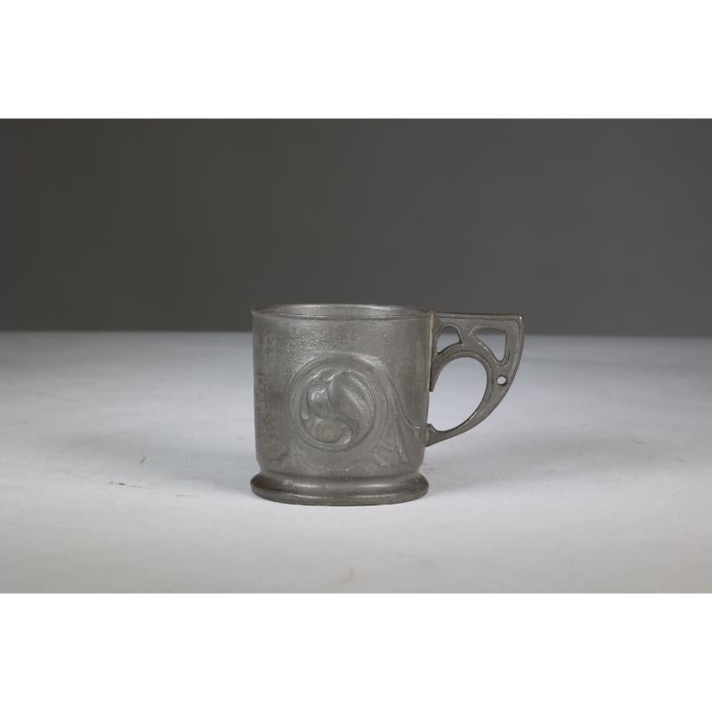 Liberty & Co Stamped Made in England Tudric Arts & Crafts pewter Christening mug In Good Condition For Sale In London, GB