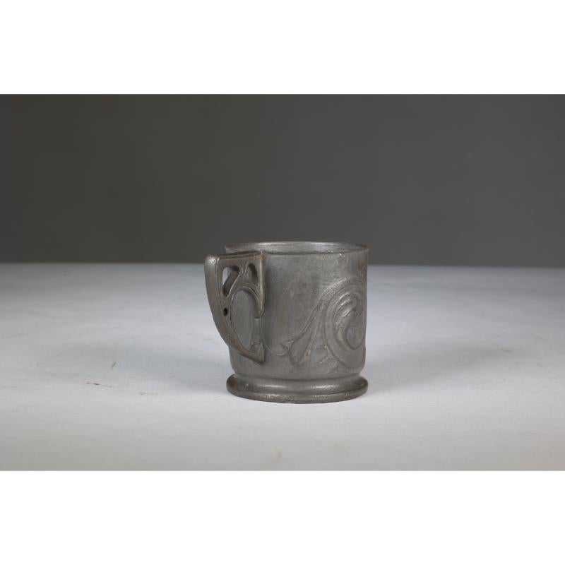 Liberty & Co Stamped Made in England Tudric Arts & Crafts pewter Christening mug For Sale 1