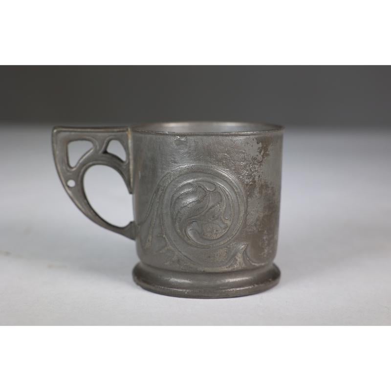 Liberty & Co Stamped Made in England Tudric Arts & Crafts pewter Christening mug For Sale 2