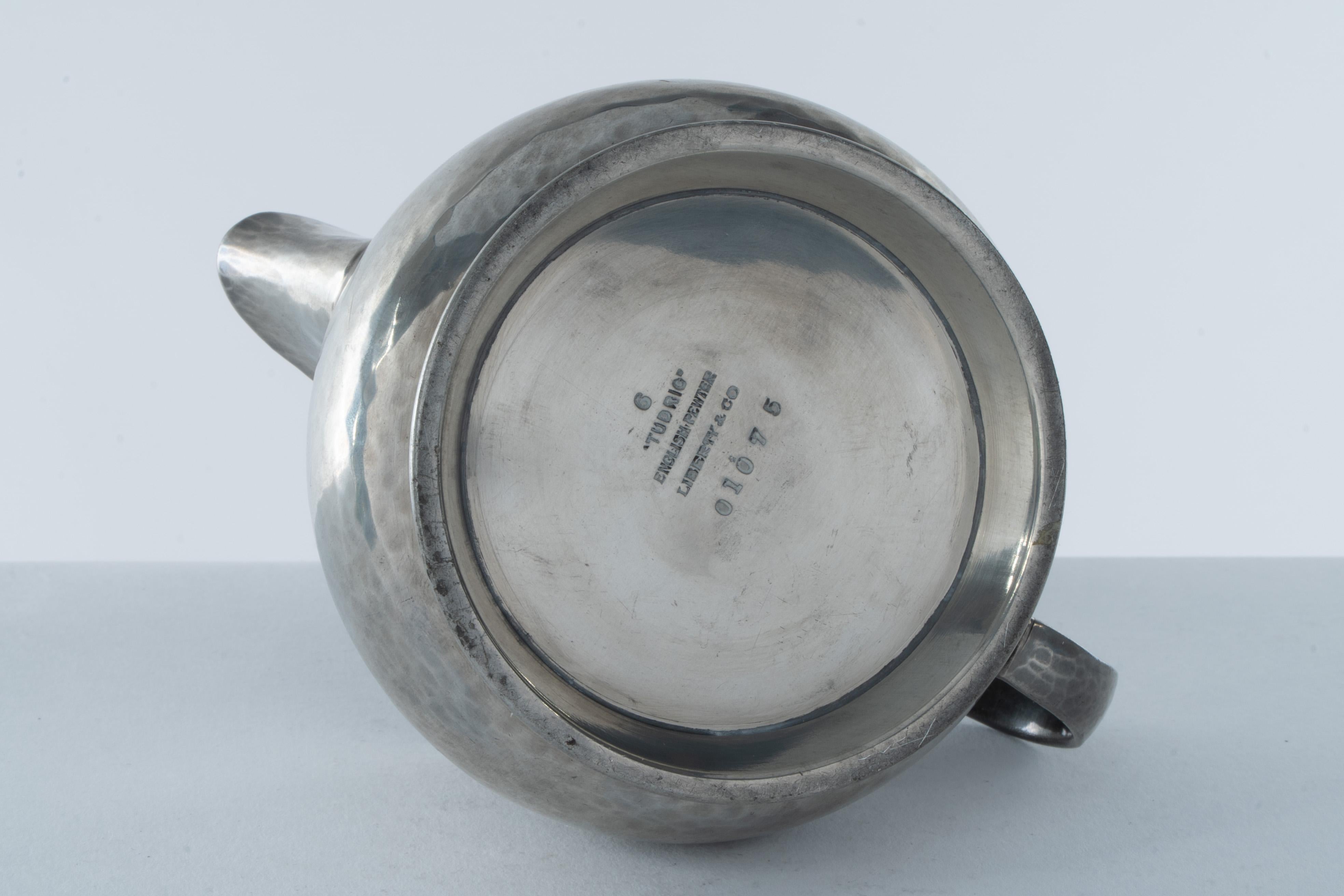 Liberty and Co. An Arts and Crafts six piece pewter tudric tea set For Sale 5