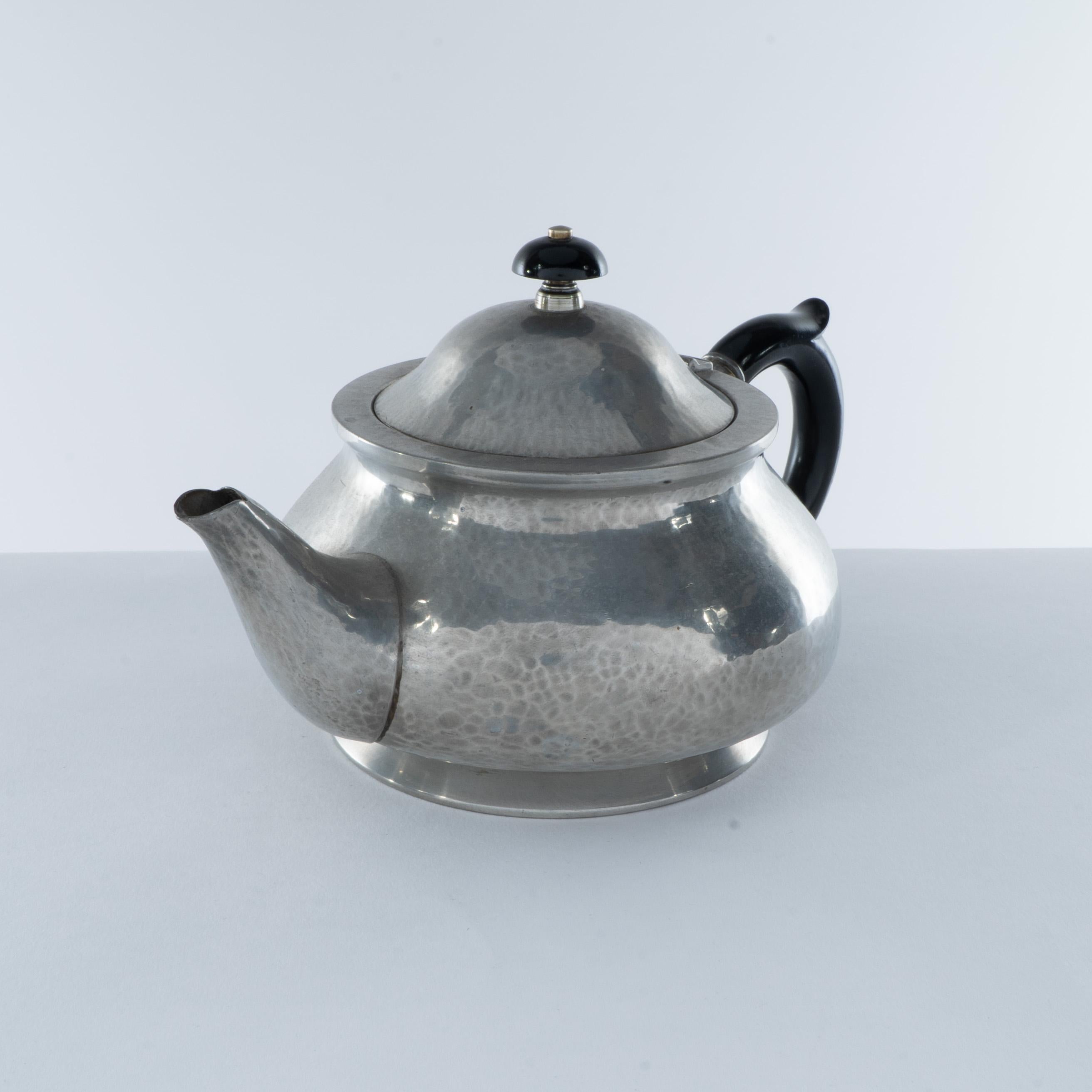 English Liberty and Co. An Arts and Crafts six piece pewter tudric tea set For Sale