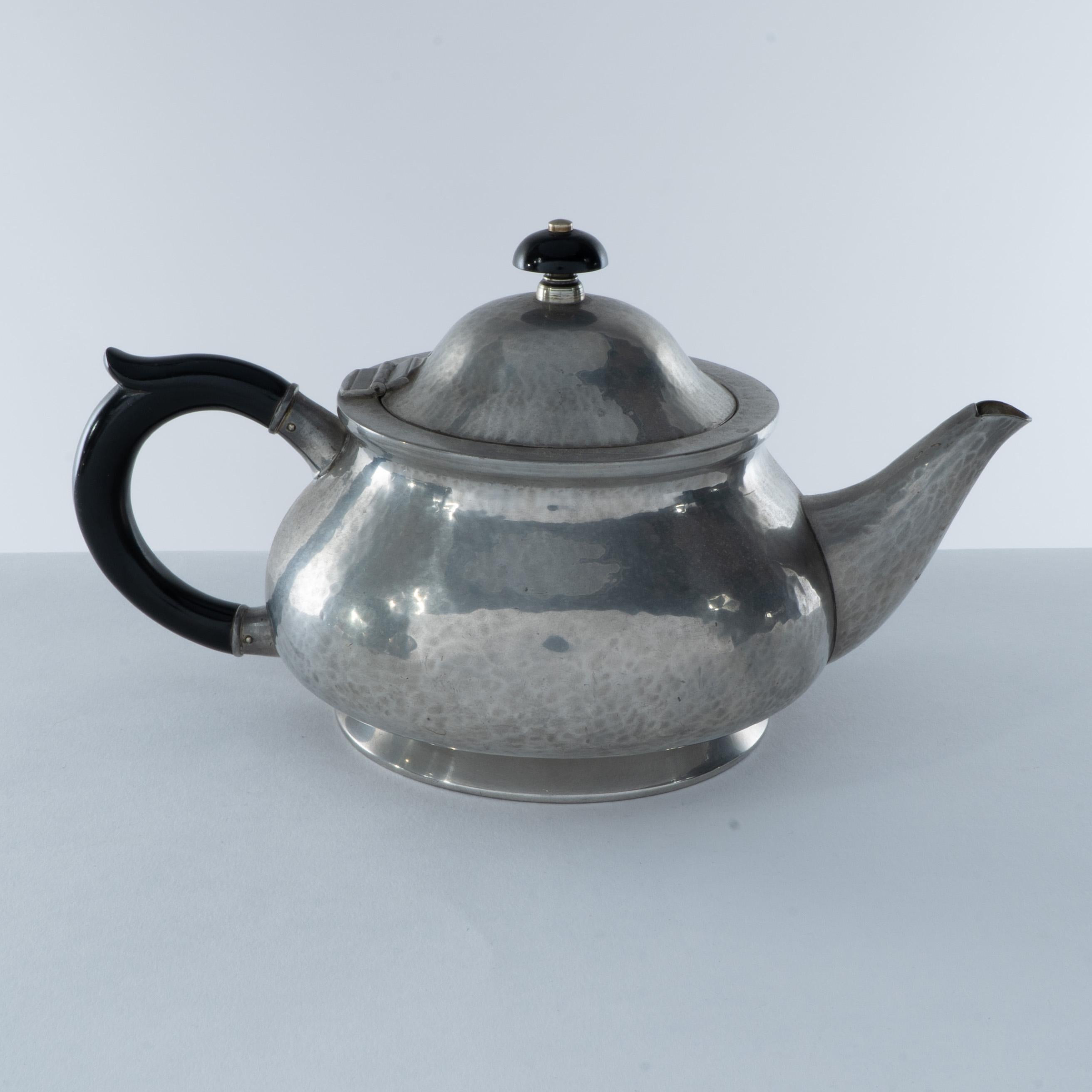 Liberty and Co. An Arts and Crafts six piece pewter tudric tea set In Good Condition For Sale In London, GB