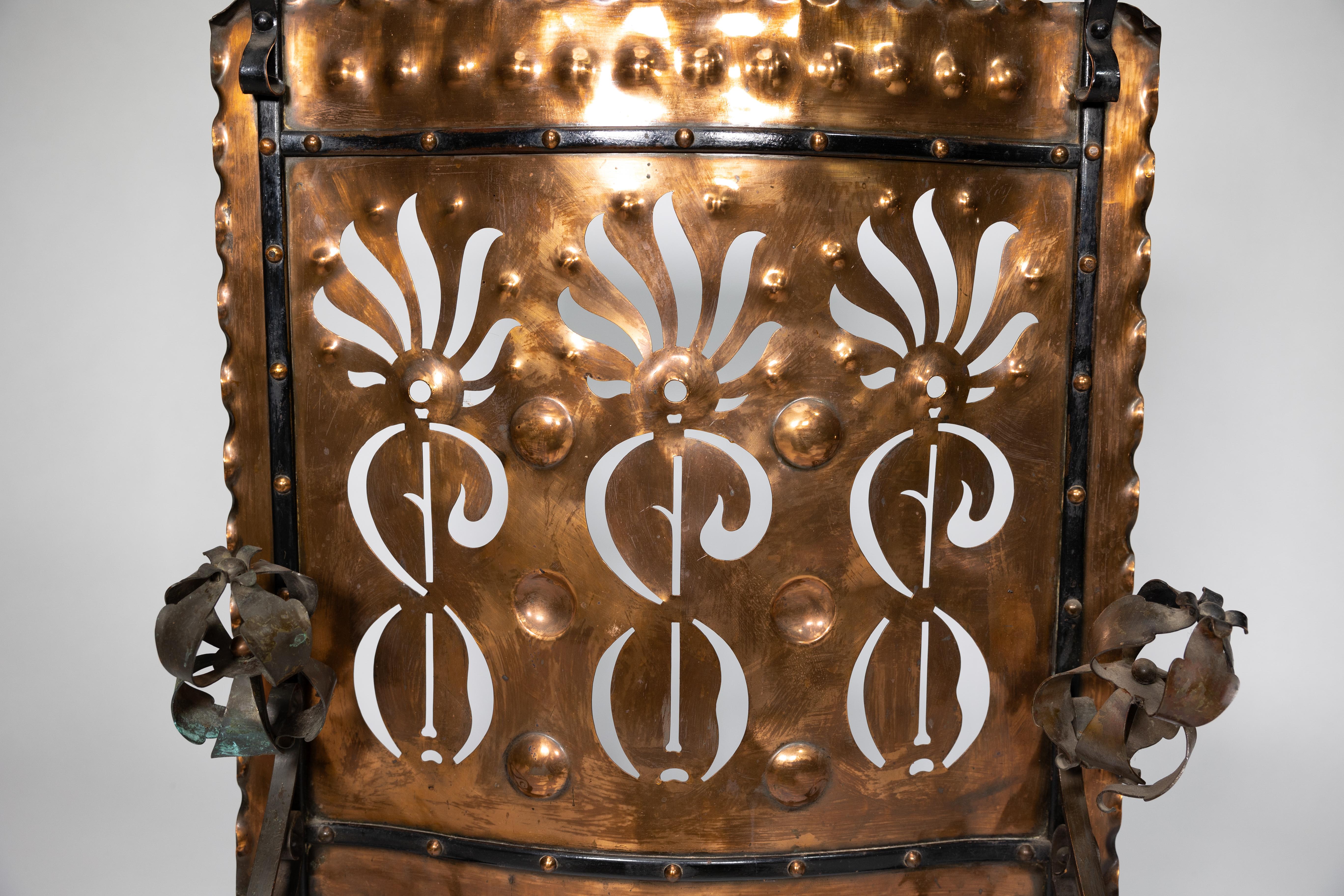 Liberty & Co. Un pare-feu floral percé en fer forgé et cuivre Arts & Crafts en vente 7