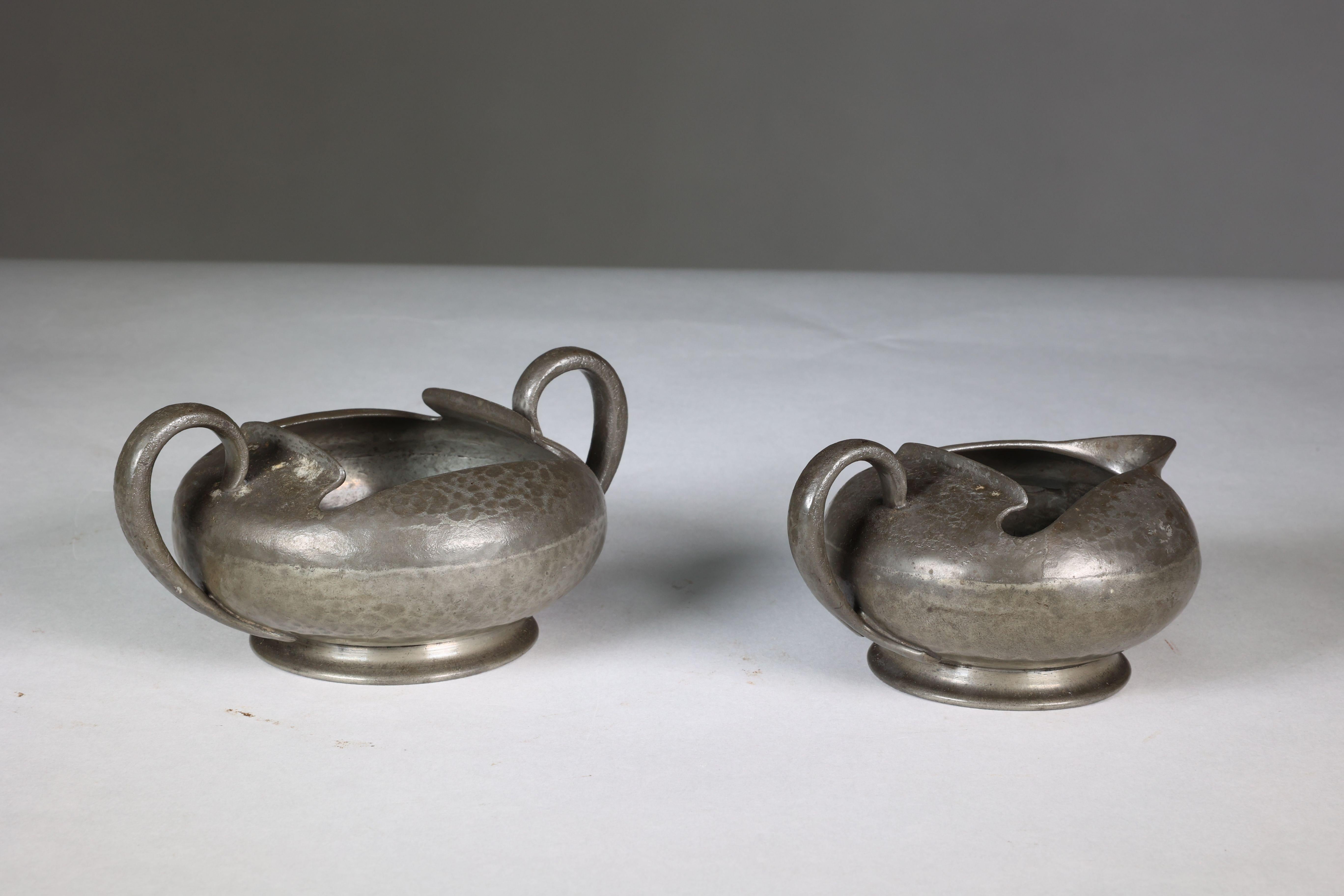 Liberty and Co. An English Pewter 0966 Arts and Crafts milk and sugar bowl In Good Condition For Sale In London, GB