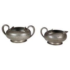 Liberty & Co. Una lattiera e zuccheriera inglese in peltro 0966 Arts and Crafts