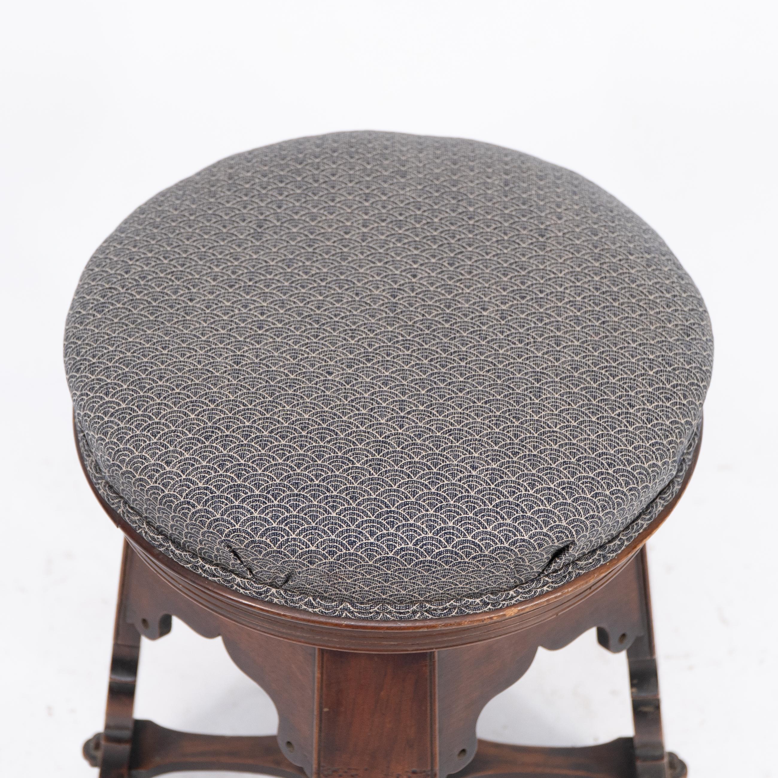 Liberty and Co attri. A rare Moorish walnut revolving stool with Moorish arches For Sale 5