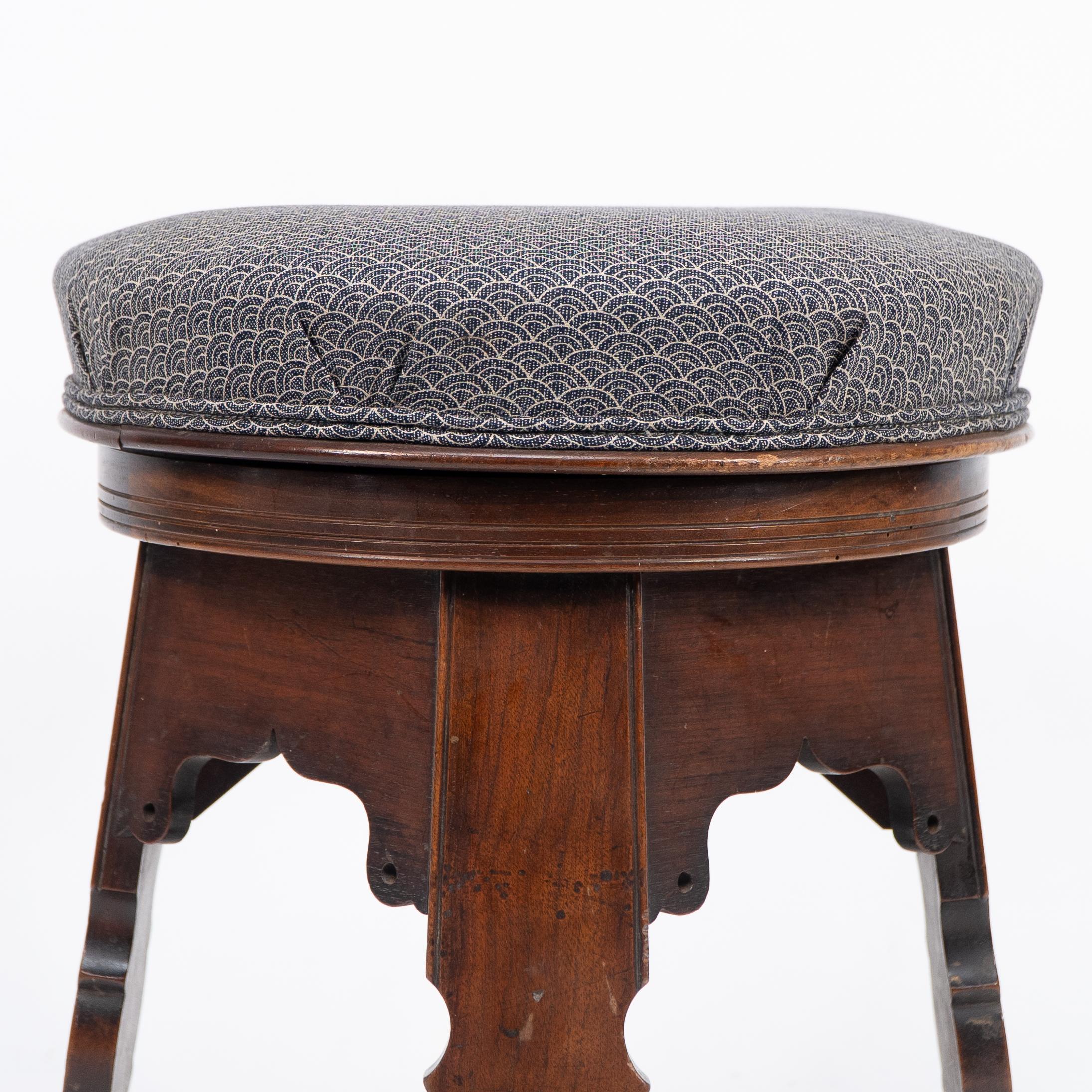 Liberty and Co attri. A rare Moorish walnut revolving stool with Moorish arches For Sale 7