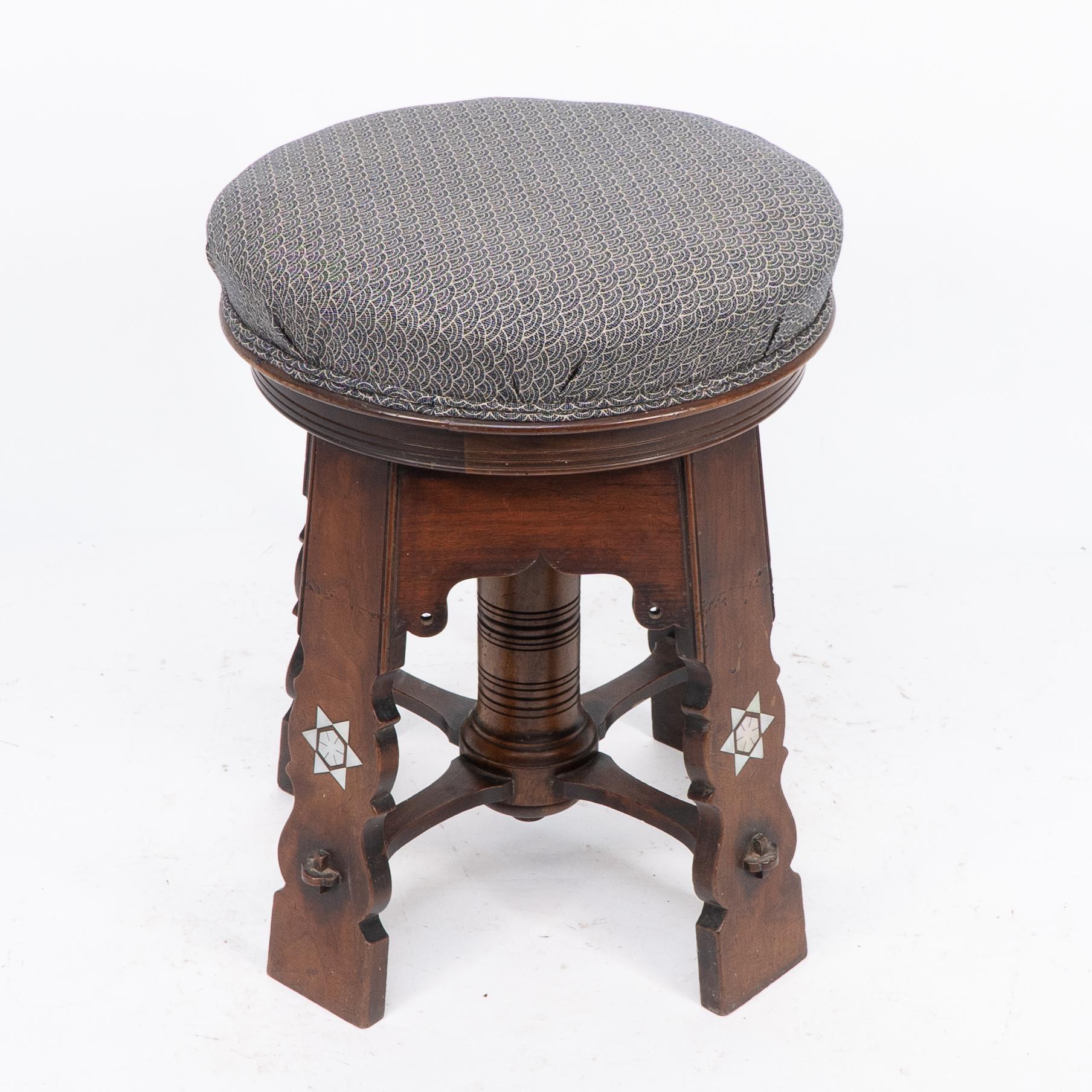 Liberty and Co attri. A rare Moorish walnut revolving stool with Moorish arches In Good Condition For Sale In London, GB