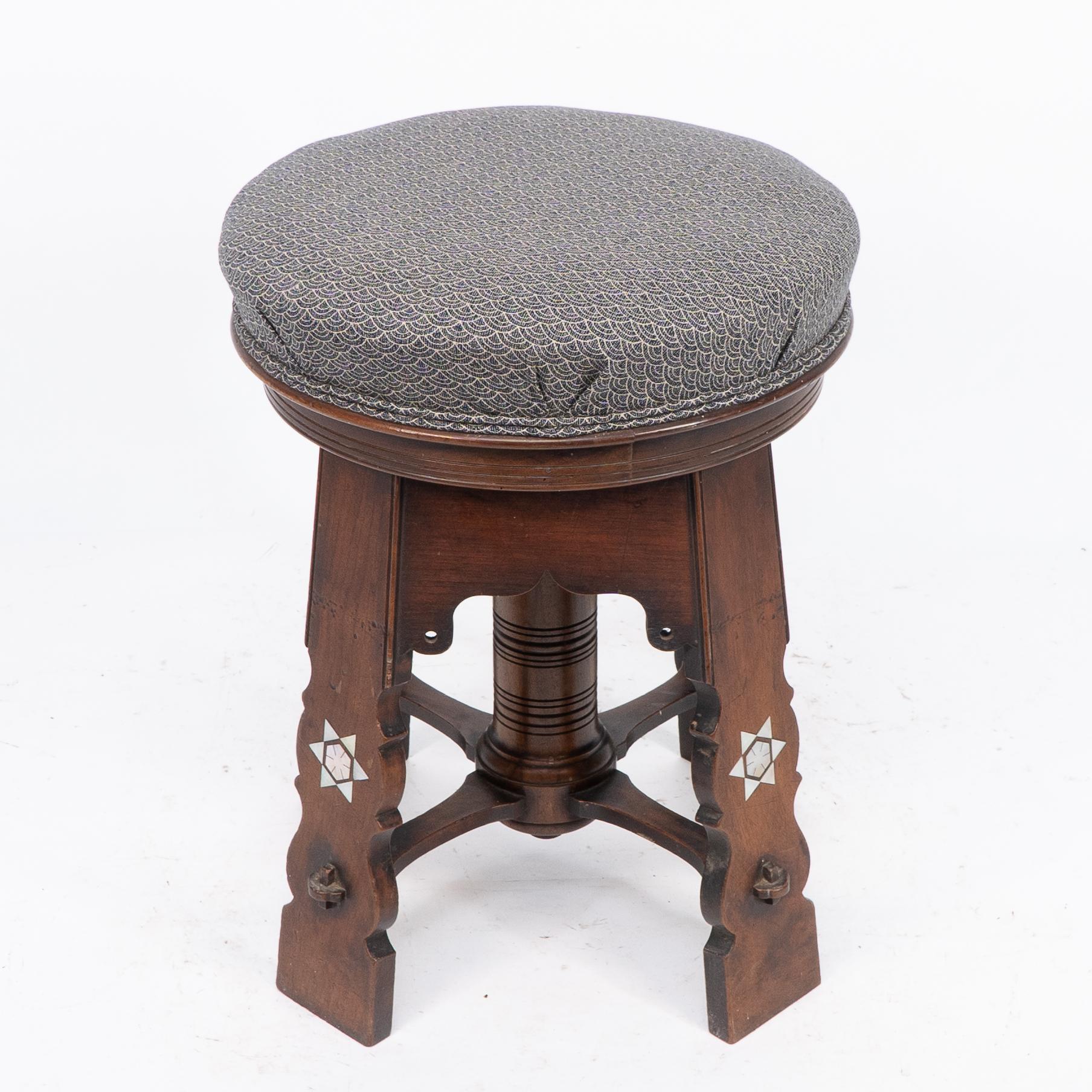 Liberty & Co. attri. Ein seltener Drehhocker aus maurischem Nussbaum mit maurischen Bögen (Walnuss) im Angebot