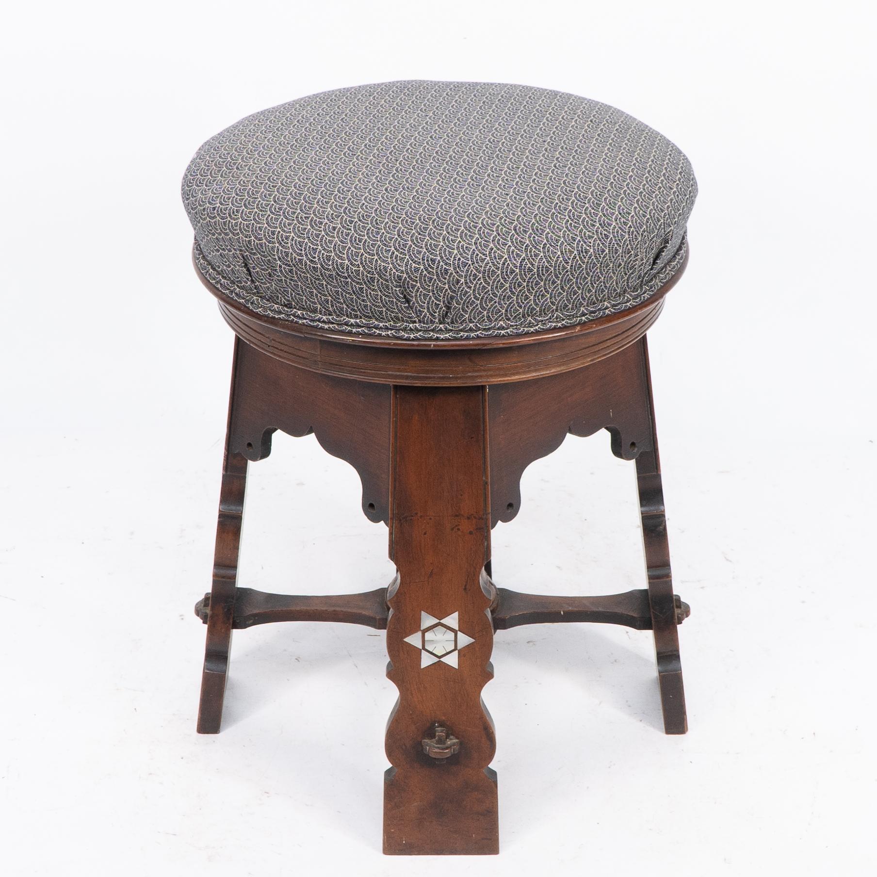 Liberty & Co. attri. Ein seltener Drehhocker aus maurischem Nussbaum mit maurischen Bögen im Angebot 1