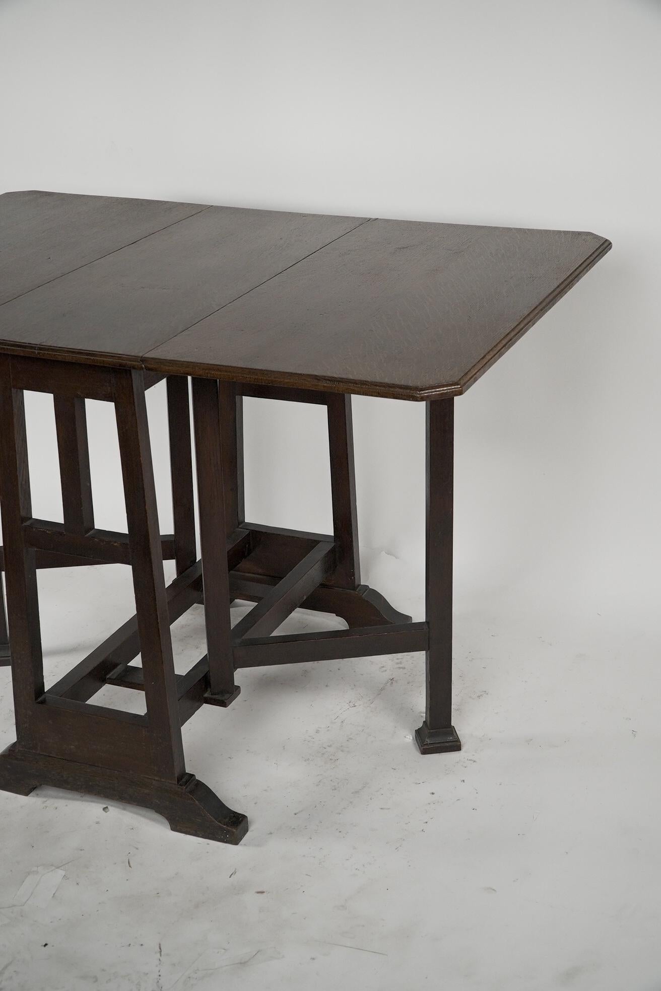 Liberty and Co (attributed). A good quality Arts & Crafts oak drop-leaf table In Good Condition For Sale In London, GB