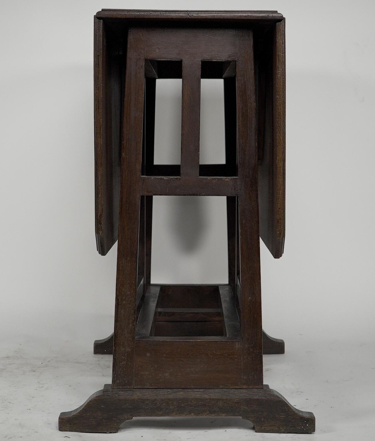 Liberty and Co (zugeschrieben). Ein hochwertiger Arts & Craft Tisch aus Eichenholz mit Klapptischen (Frühes 20. Jahrhundert) im Angebot