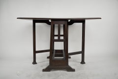 Liberty and Co (attributed). A good quality Arts & Crafts oak drop-leaf table
