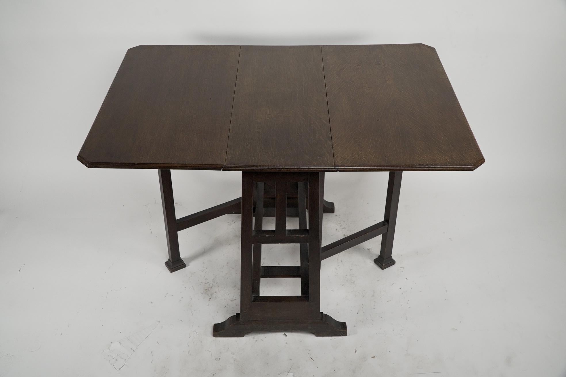 Arts and Crafts Liberty and Co (attributed). A good quality Arts & Crafts oak drop-leaf table For Sale