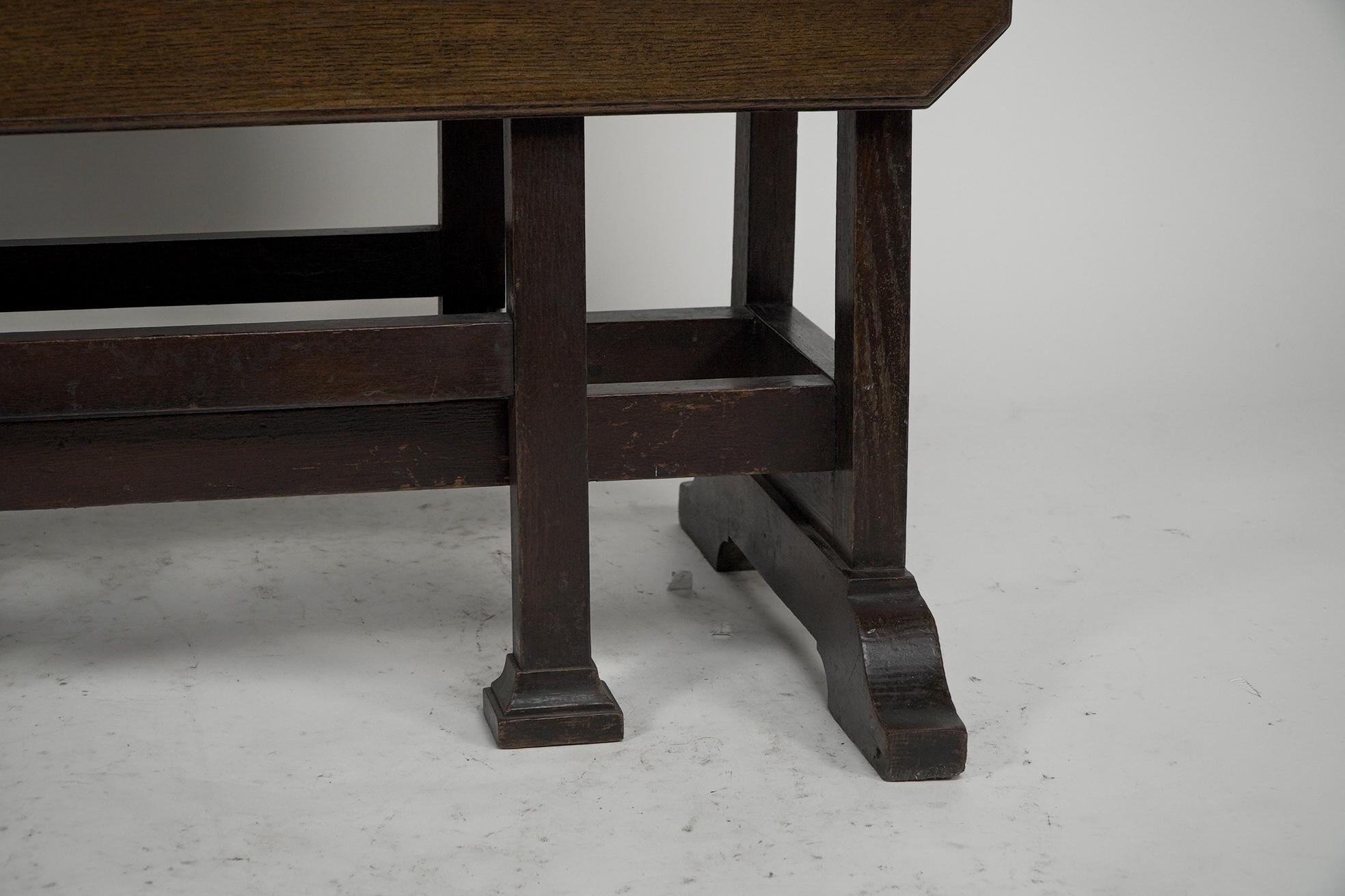 Liberty and Co (attributed). A good quality Arts & Crafts oak drop-leaf table For Sale 5