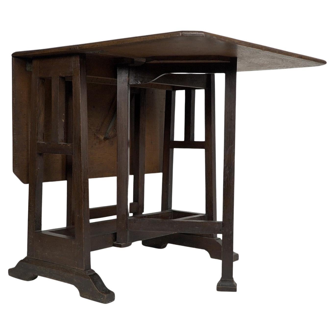 Liberty and Co (attributed). A good quality Arts & Crafts oak drop-leaf table For Sale