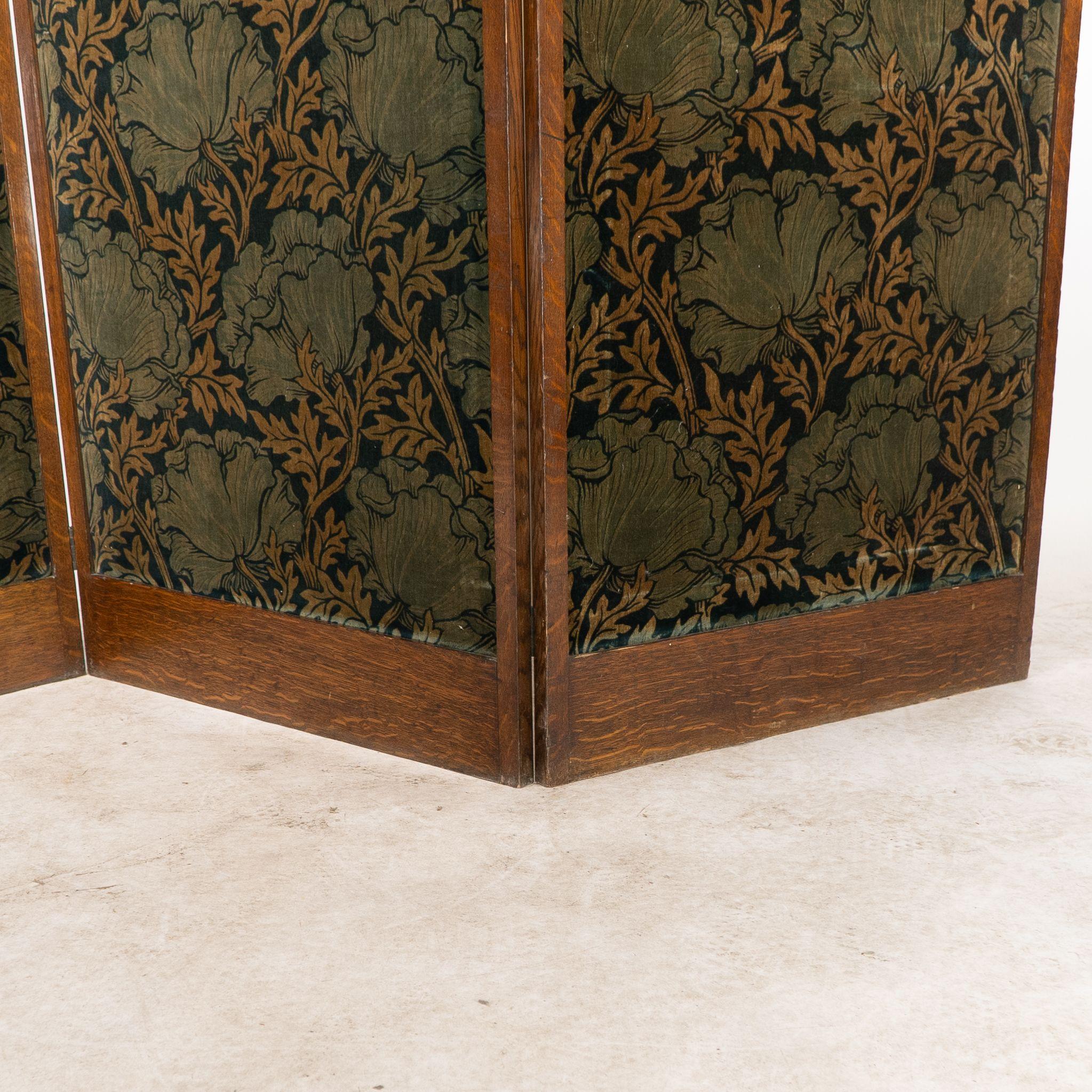 Liberty and Co (attributed). A good three fold screen 4