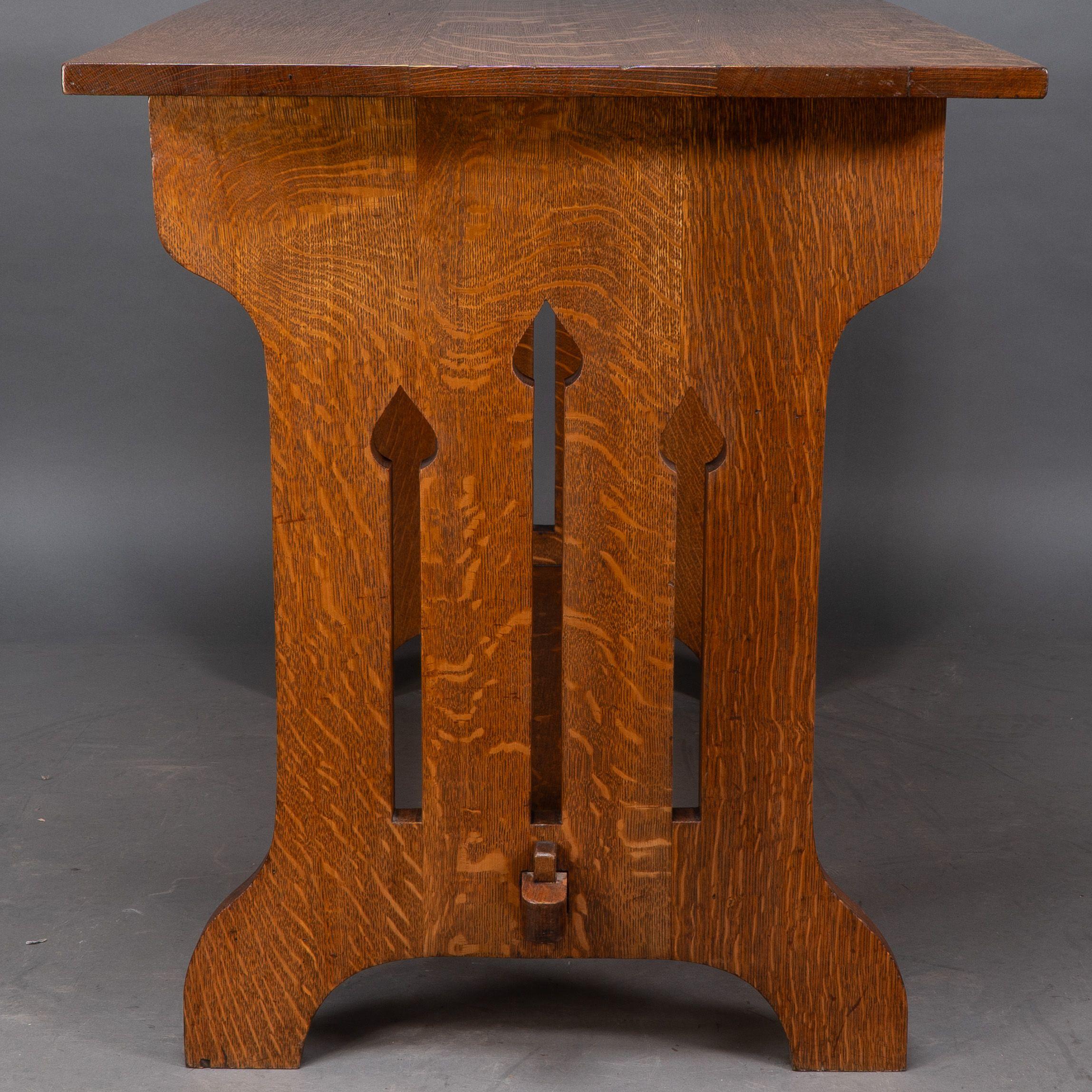 Liberty and Co (attributed). A small Arts and Crafts oak dining table For Sale 4
