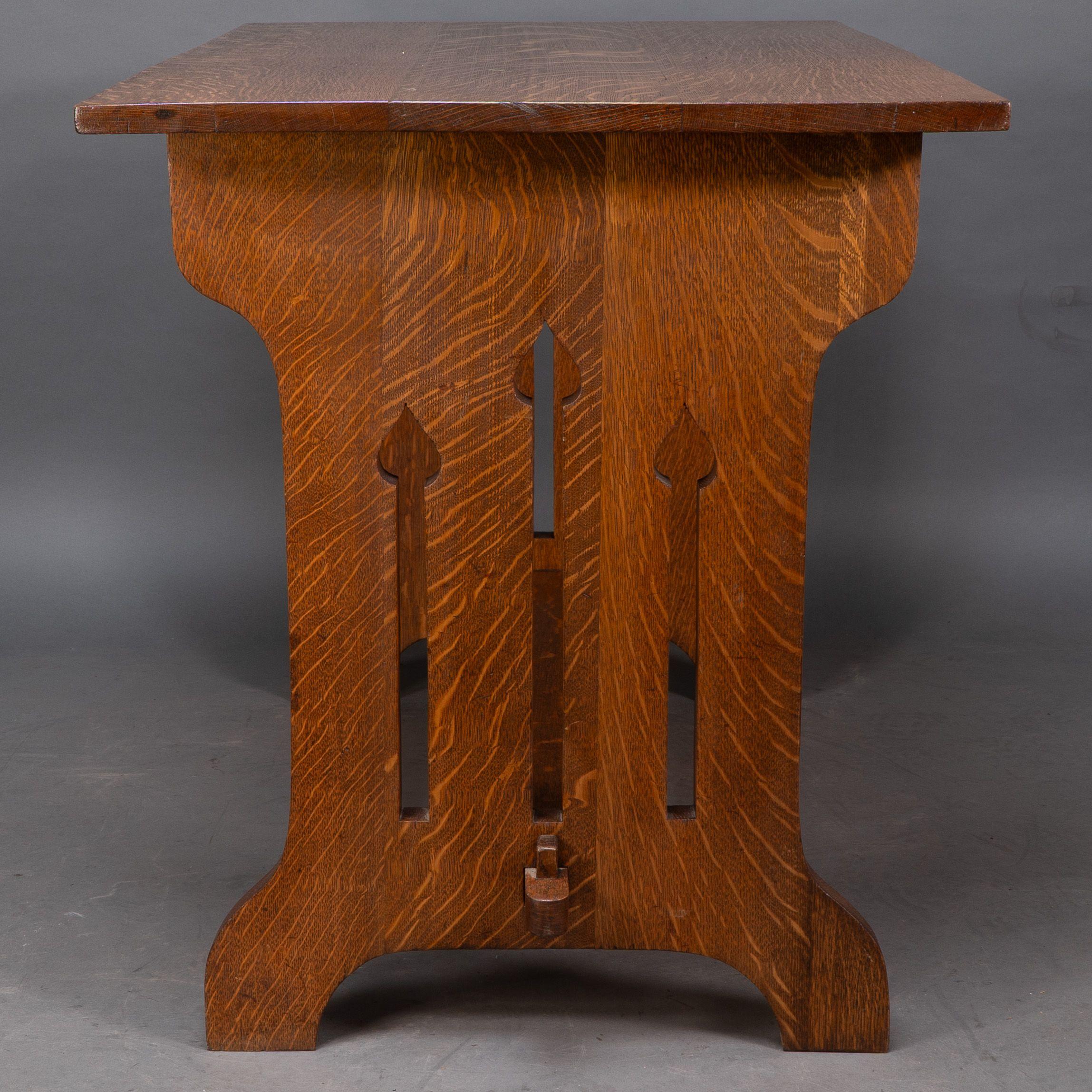 Liberty and Co (attributed). A small Arts and Crafts oak dining table For Sale 5