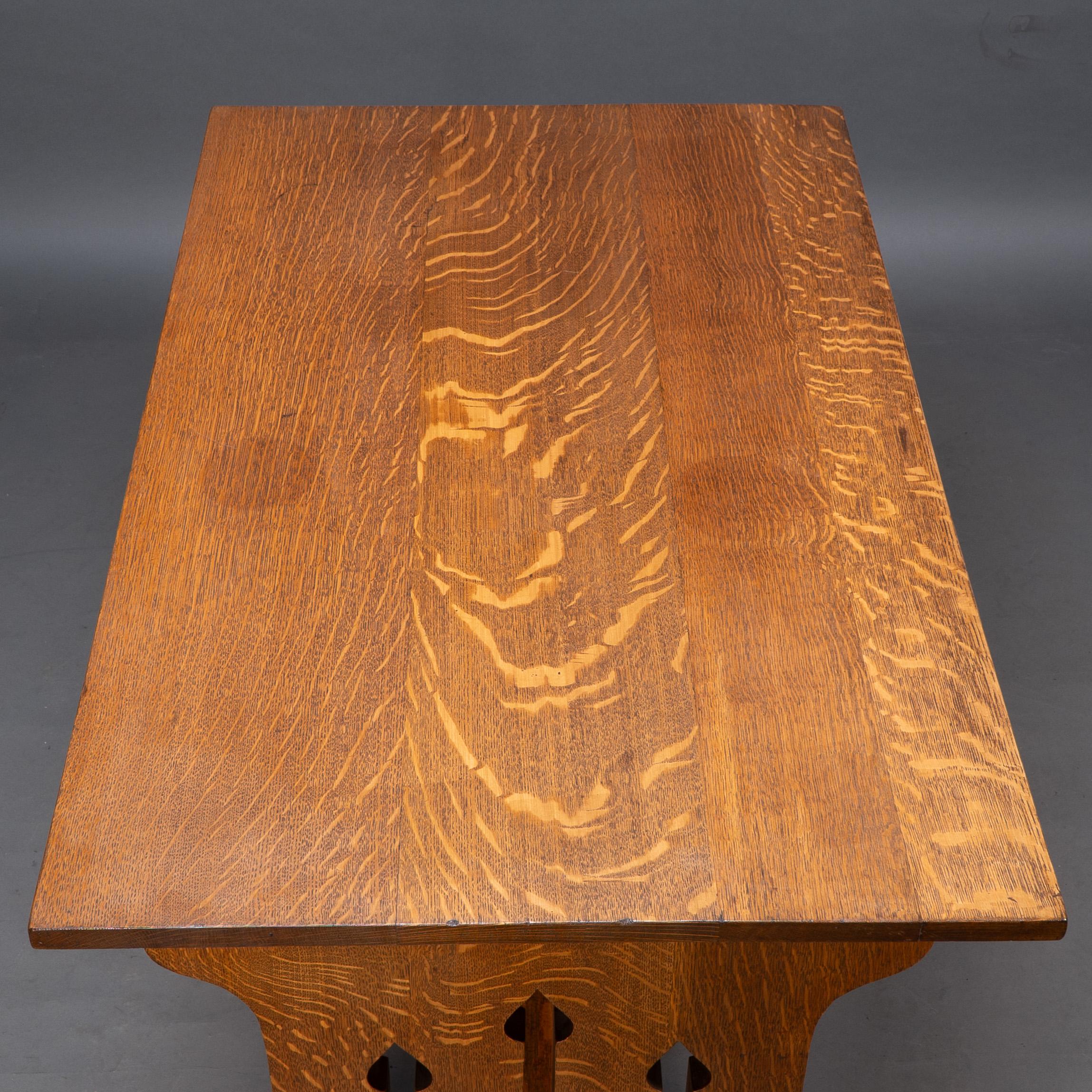 Liberty and Co (attributed). A small Arts and Crafts oak dining table For Sale 8