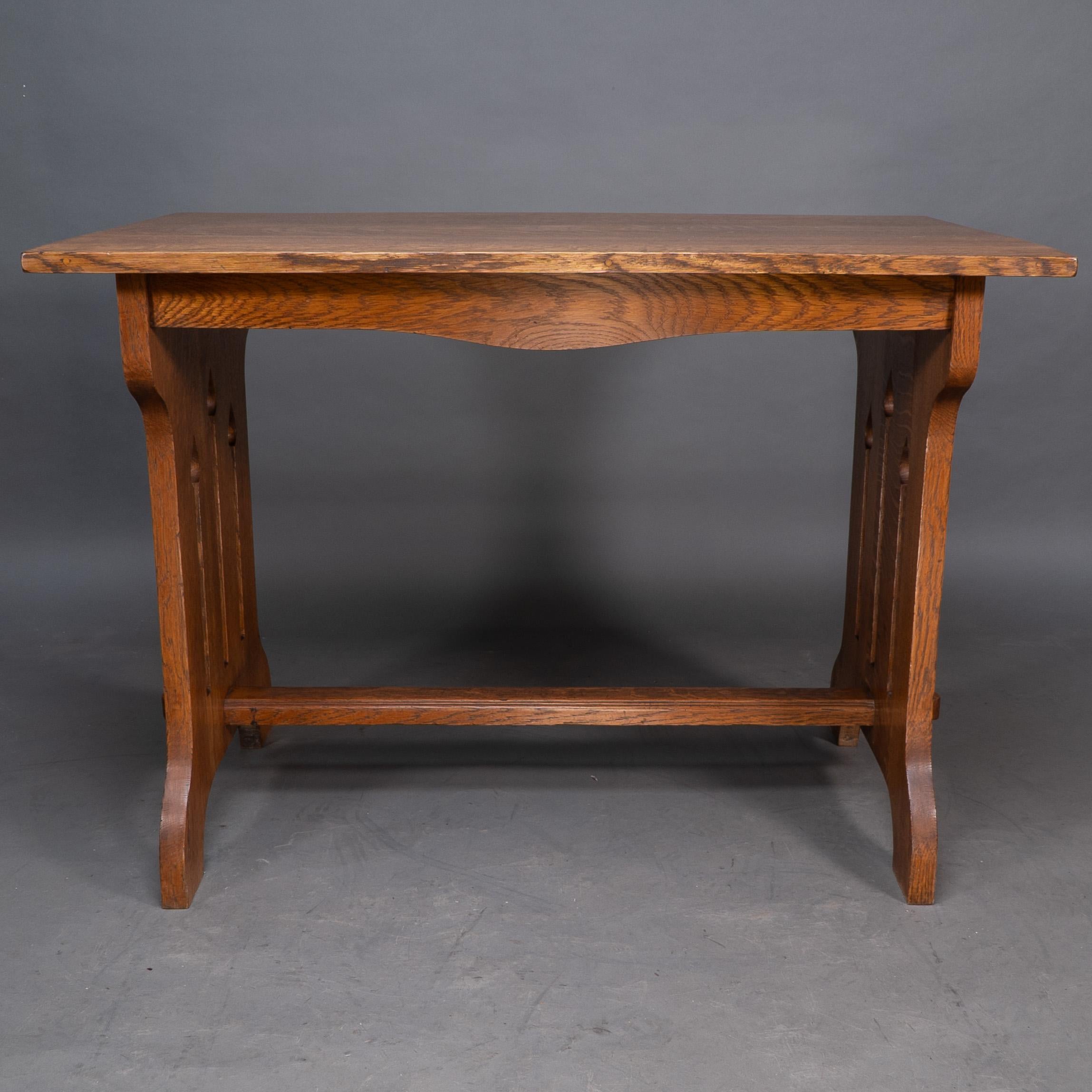 Liberty and Co (attributed). A small Arts and Crafts oak dining table For Sale 11