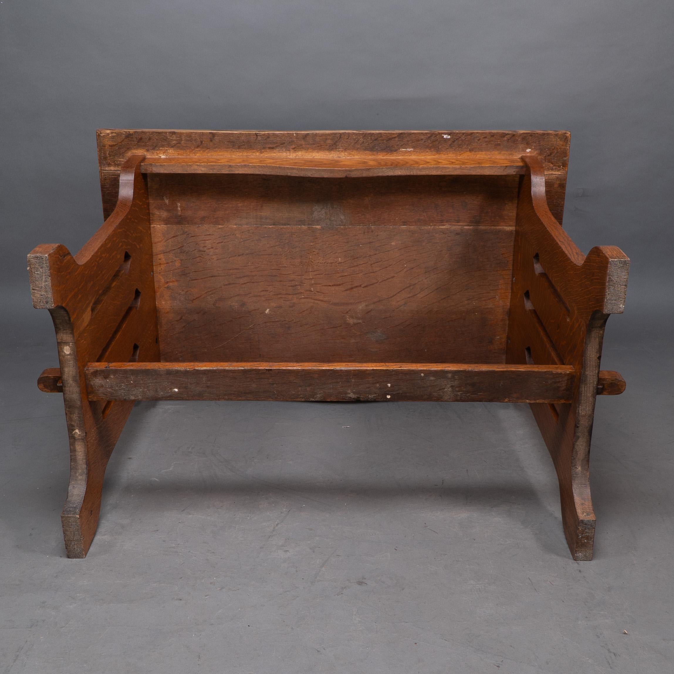 Liberty and Co (attributed). A small Arts and Crafts oak dining table For Sale 12