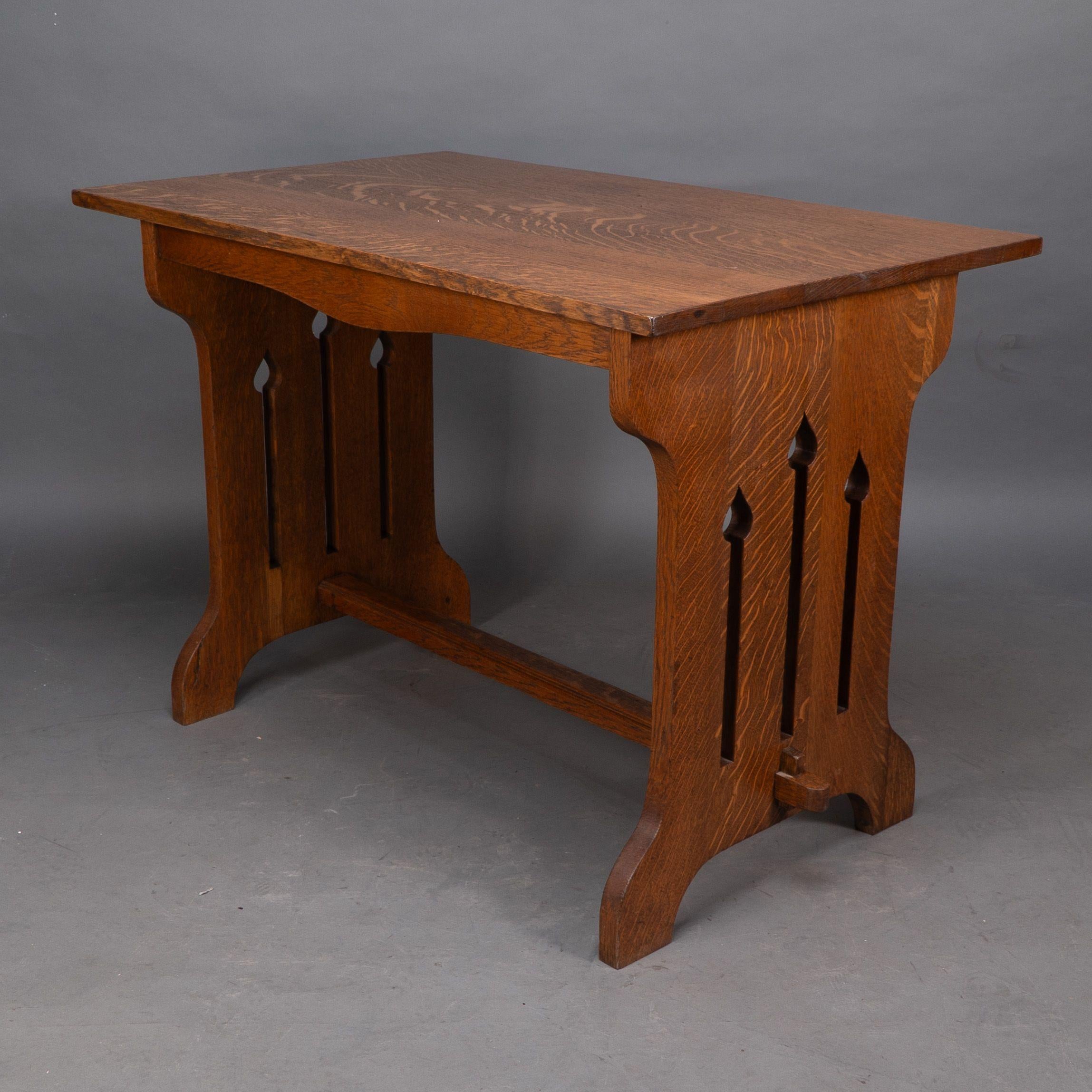 Liberty and Co (attributed). A small Arts and Crafts oak dining table In Good Condition For Sale In London, GB