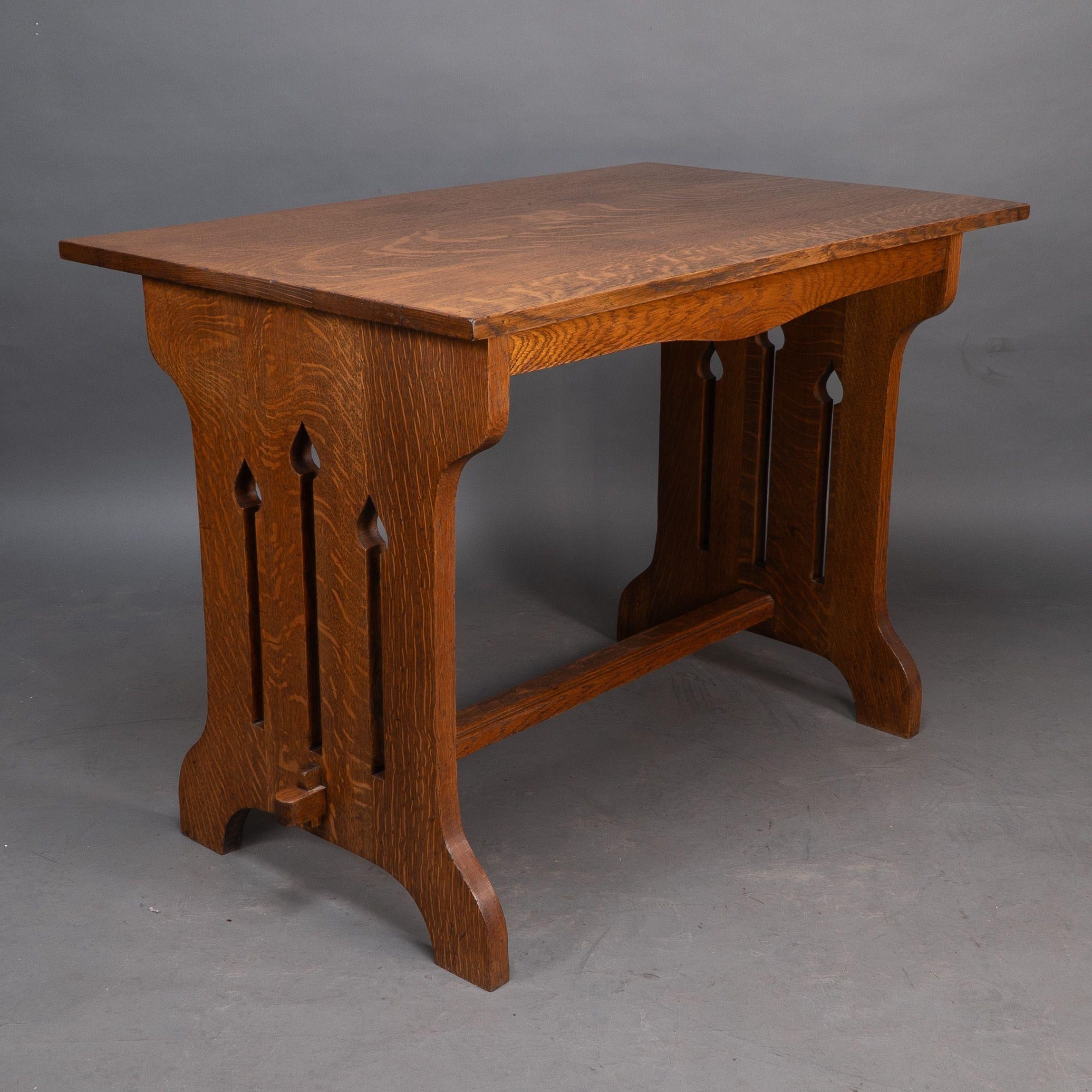 Oak Liberty and Co (attributed). A small Arts and Crafts oak dining table For Sale