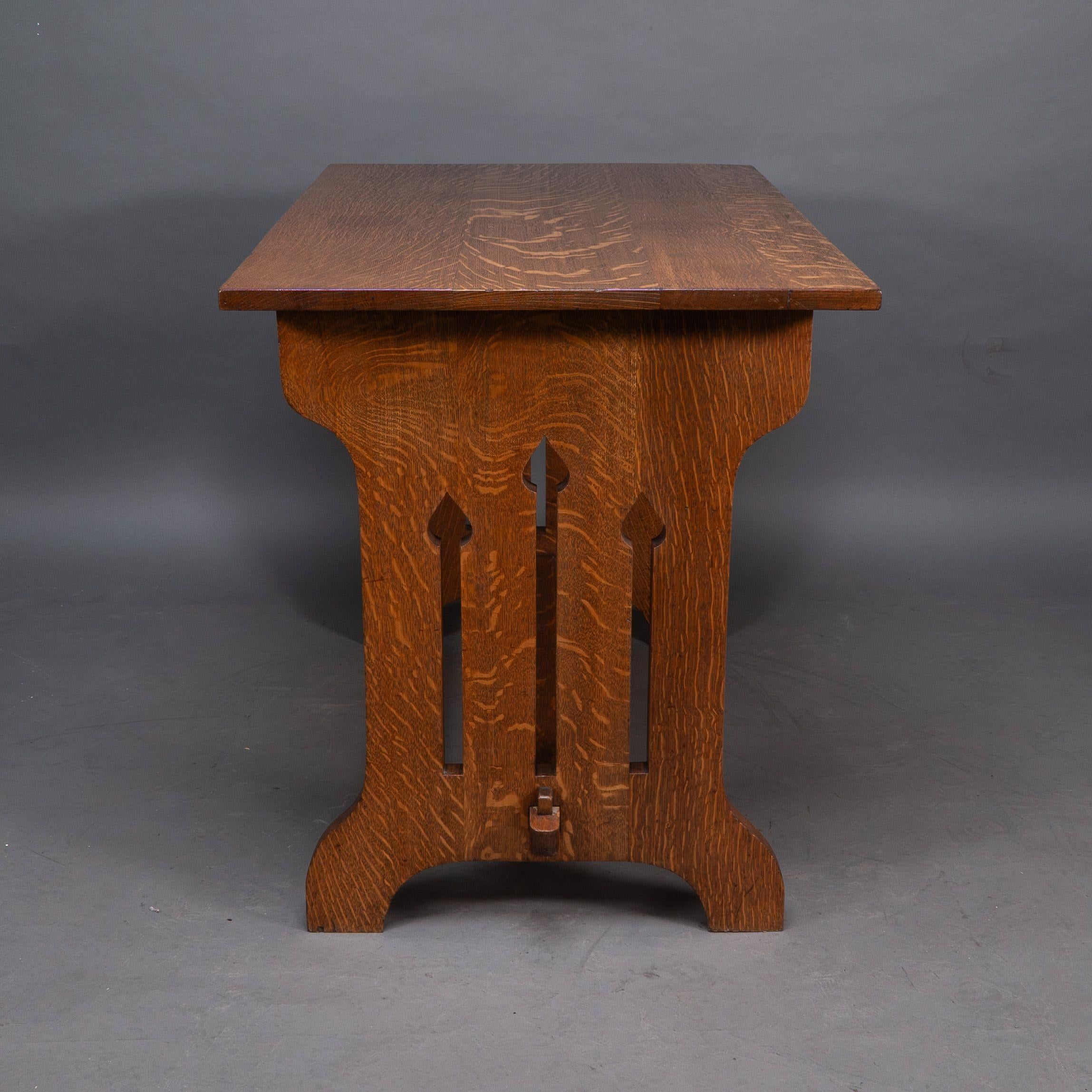 Liberty and Co (attributed). A small Arts and Crafts oak dining table For Sale 1