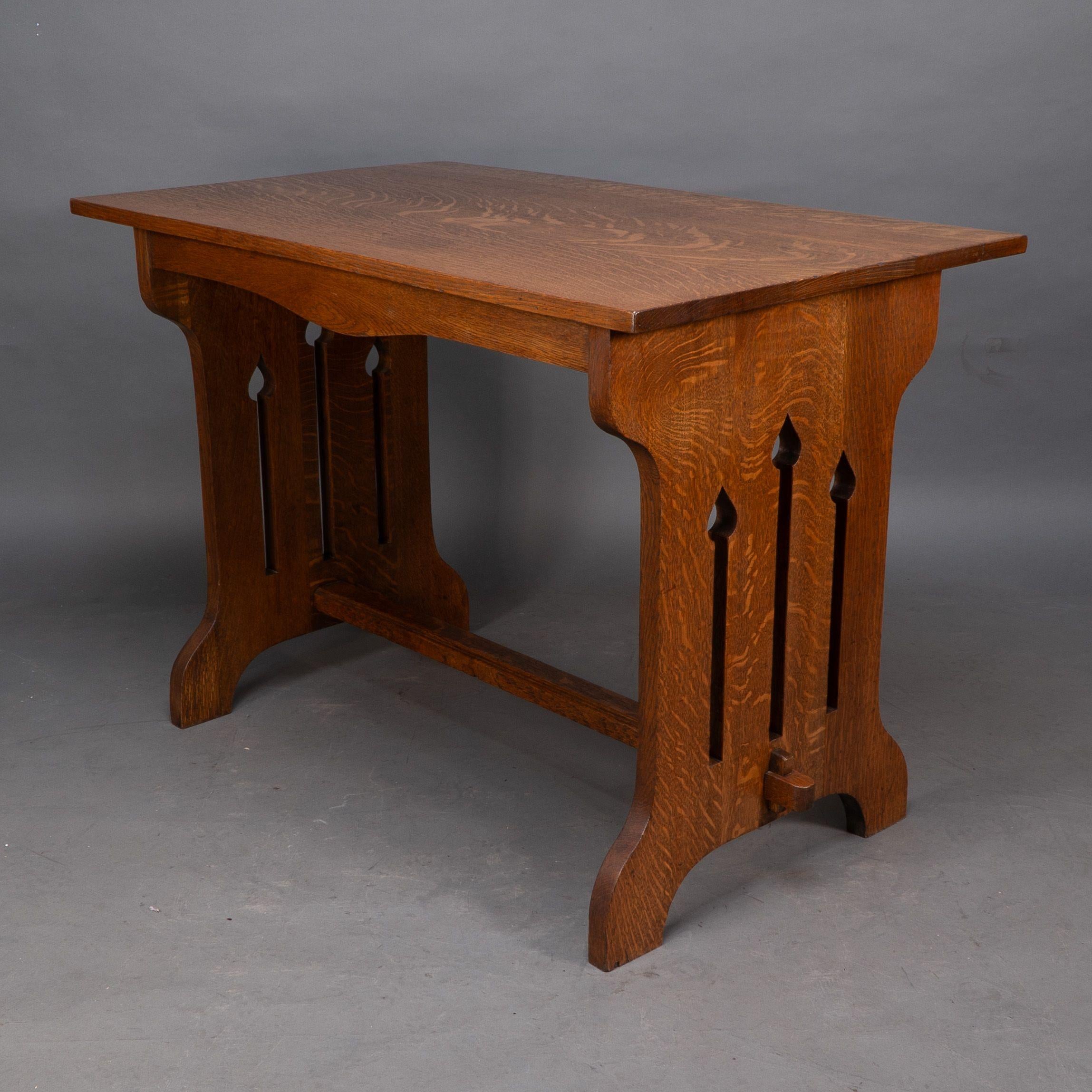 Liberty and Co (attributed). A small Arts and Crafts oak dining table For Sale 2