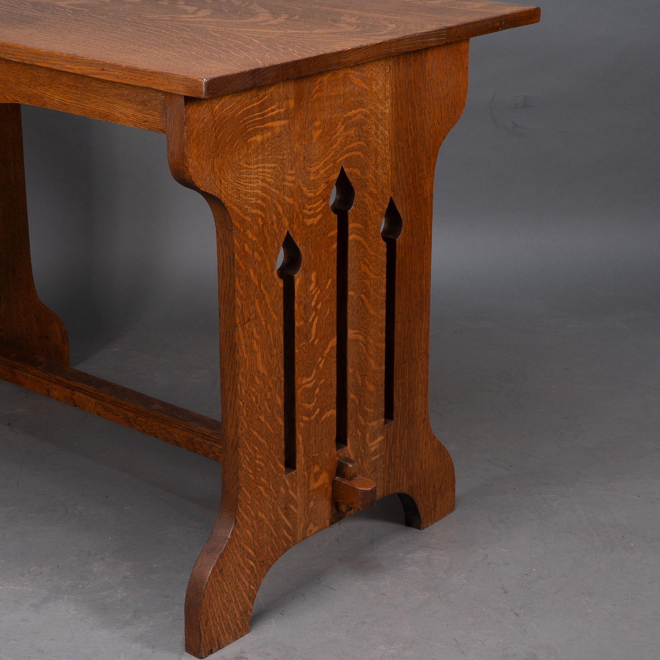 Liberty and Co (attributed). A small Arts and Crafts oak dining table For Sale 3