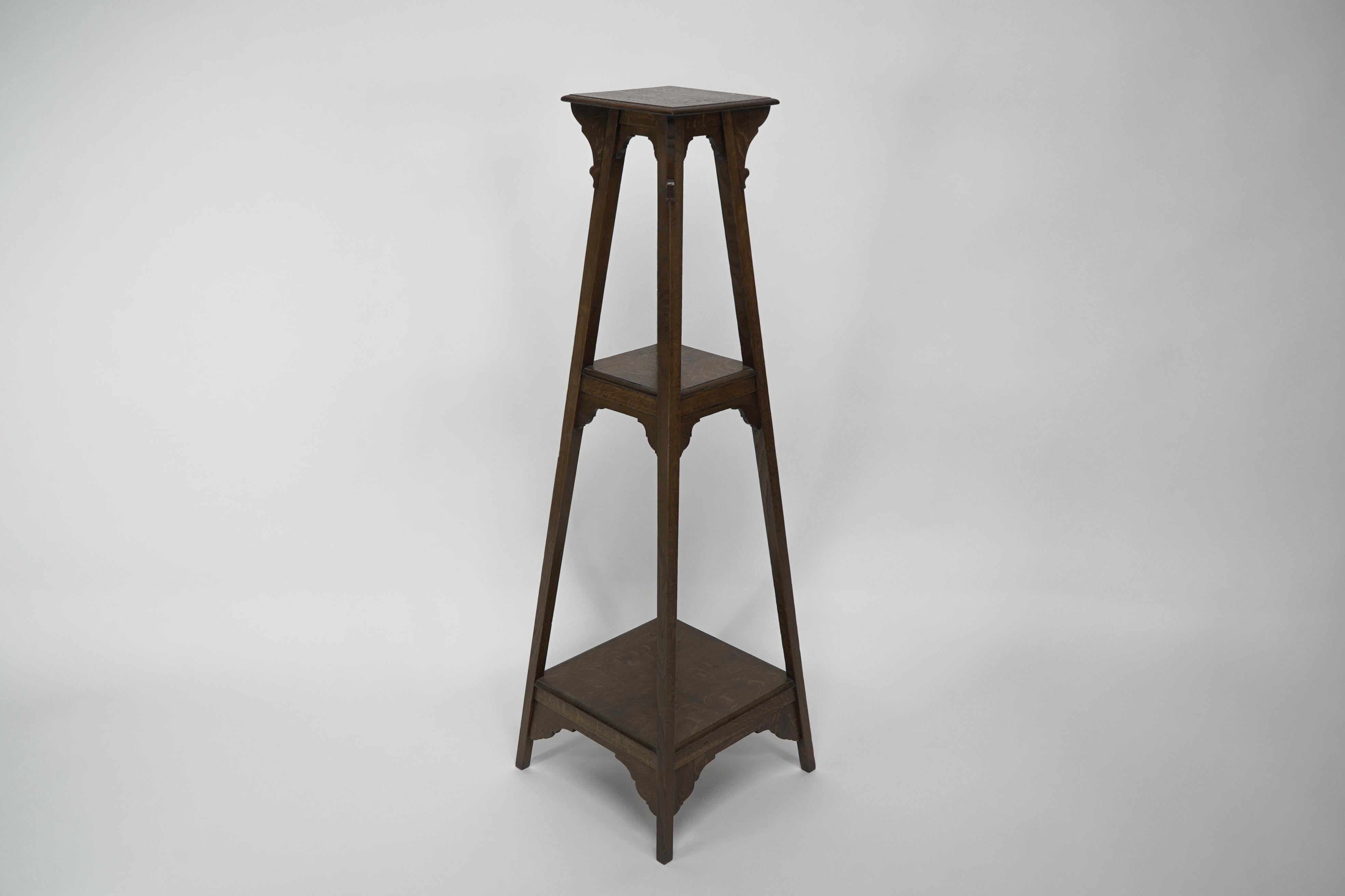Liberty and Co (attributed). An Arts and Crafts oak plant stand In Good Condition For Sale In London, GB