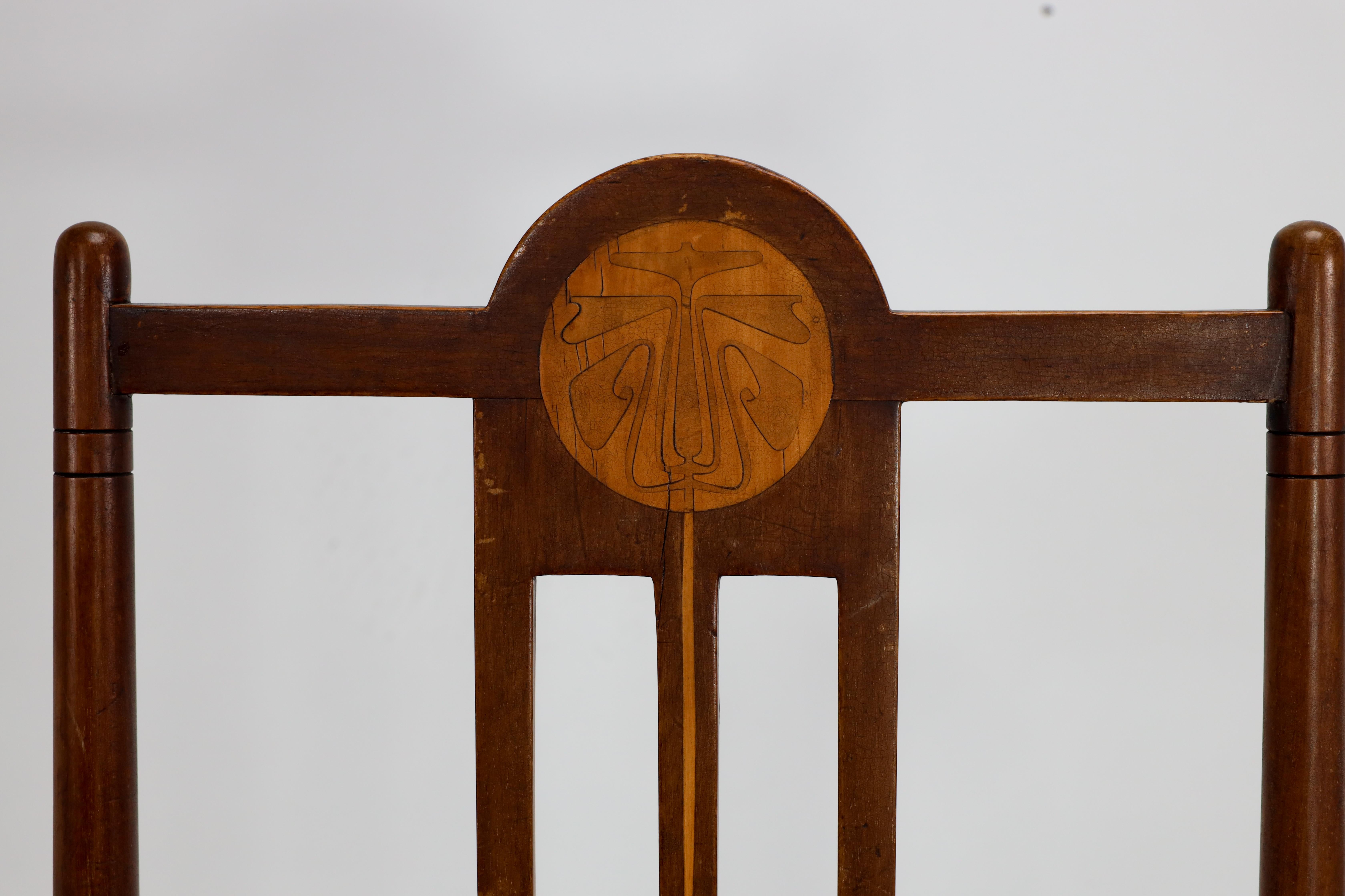 Liberty and Co im Stil von G M Ellwood. Ein Arts and Craft Sessel aus Nussbaumholz im Angebot 1