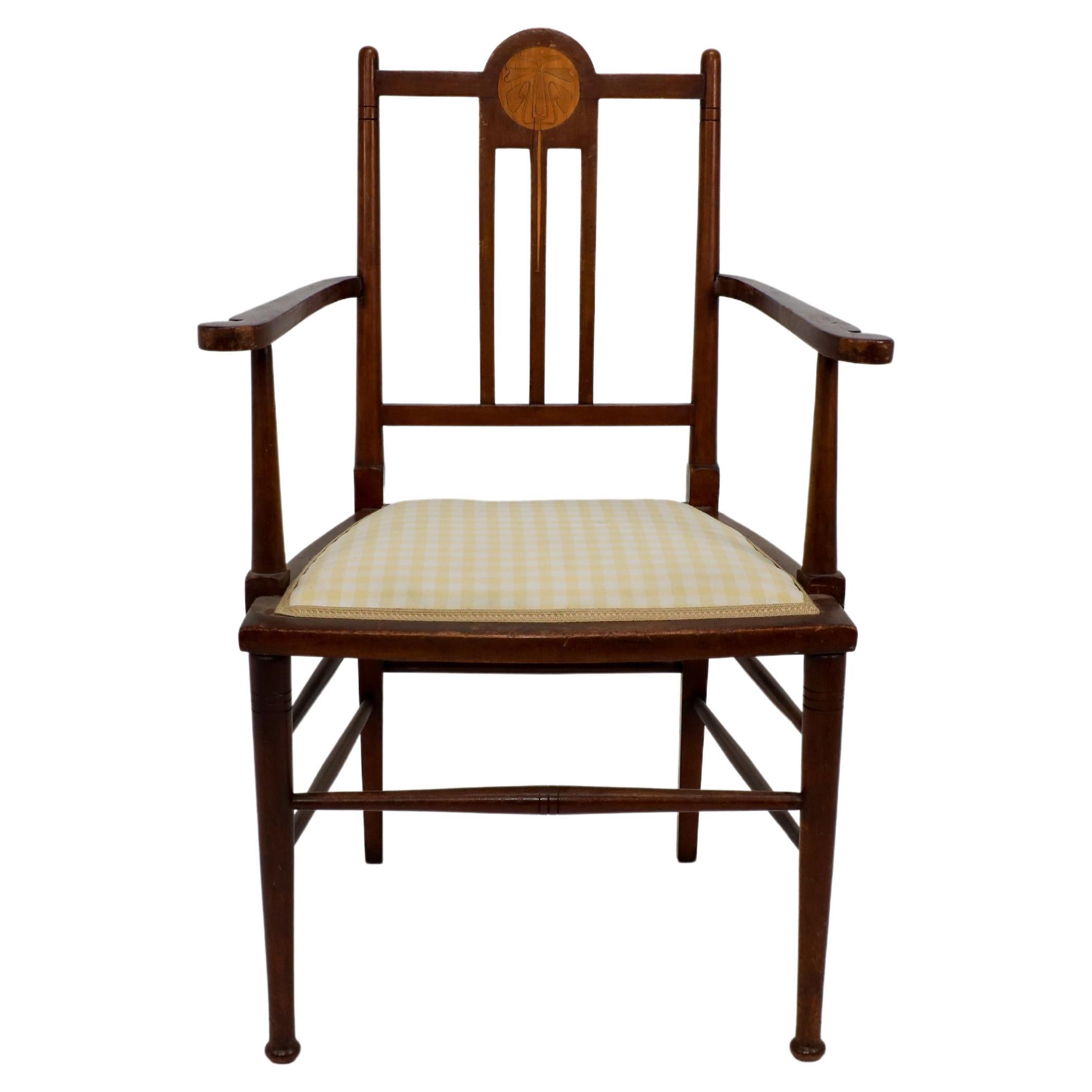 Liberty and Co im Stil von G M Ellwood. Ein Arts-and-Crafts-Sessel aus Nussbaumholz mit stilisierter Blumenintarsie auf dem
