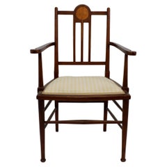 Liberty & Co. nello stile di G M. Ellwood. Una poltrona in noce Arts and Crafts