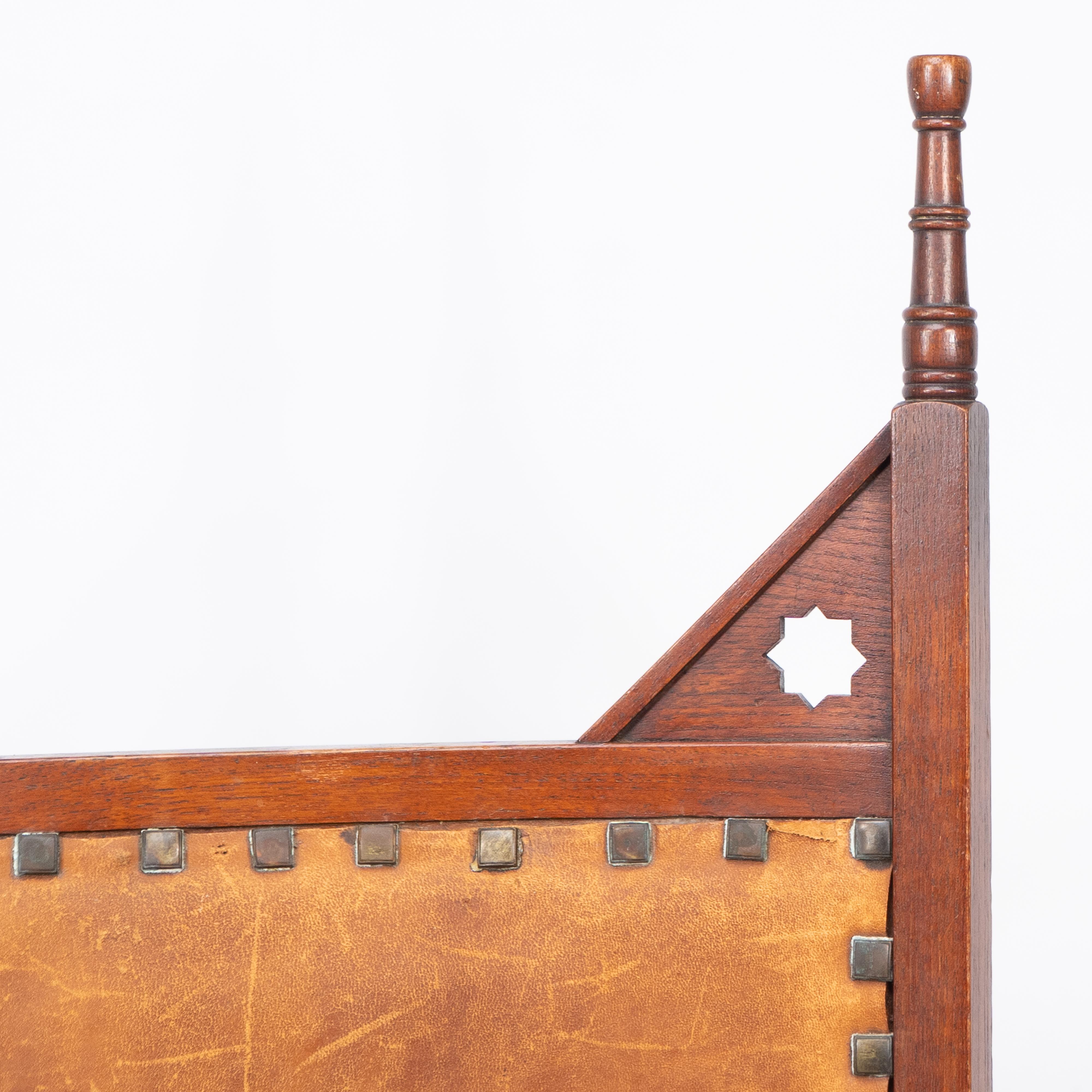 XIXe siècle Liberty & Co. Fauteuil mauresque en noyer Arts & Crafts avec assise en cuir d'origine en vente