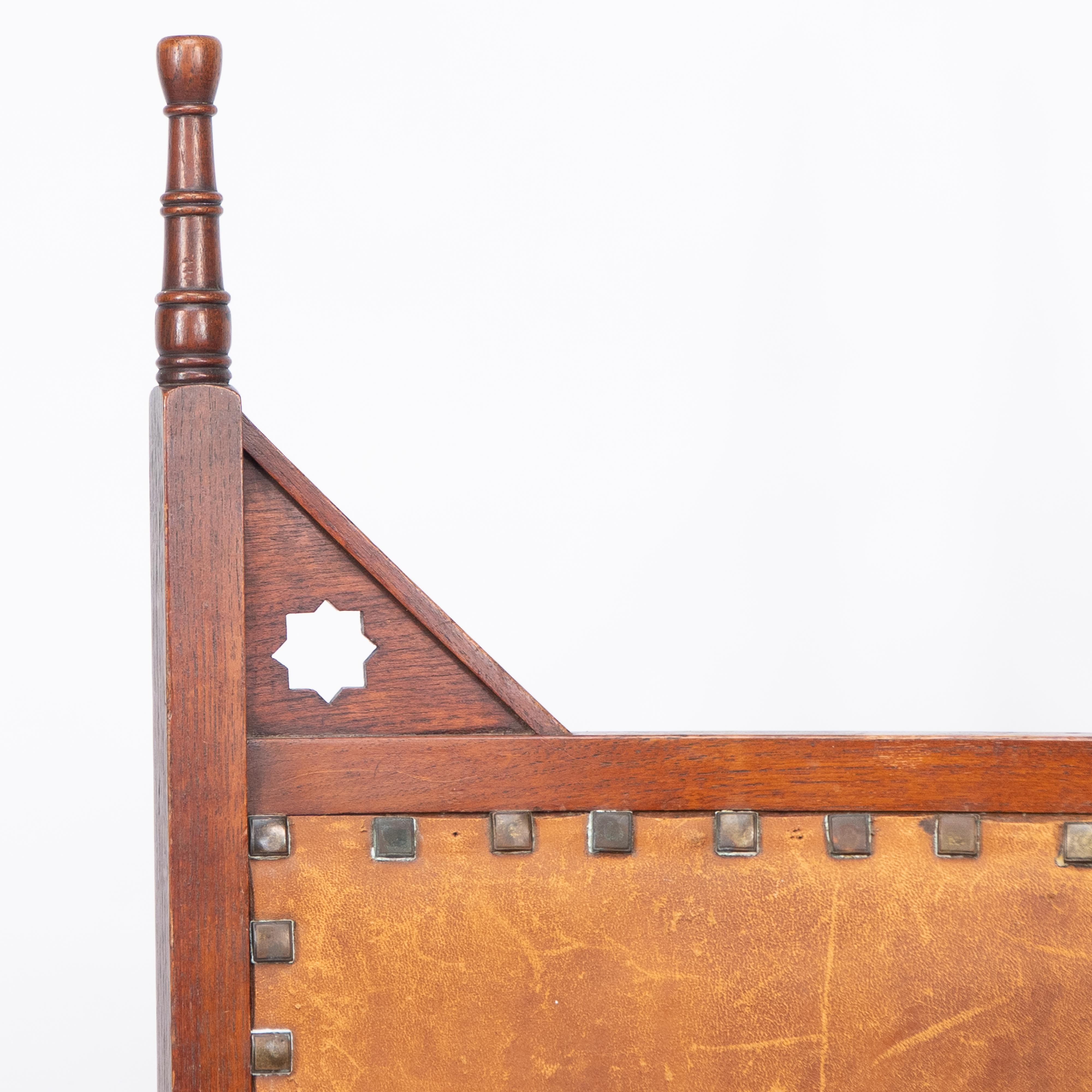 Liberty & Co. Ein maurischer Arts and Crafts-Sessel aus Nussbaumholz mit original Ledersitz im Zustand „Gut“ im Angebot in London, GB