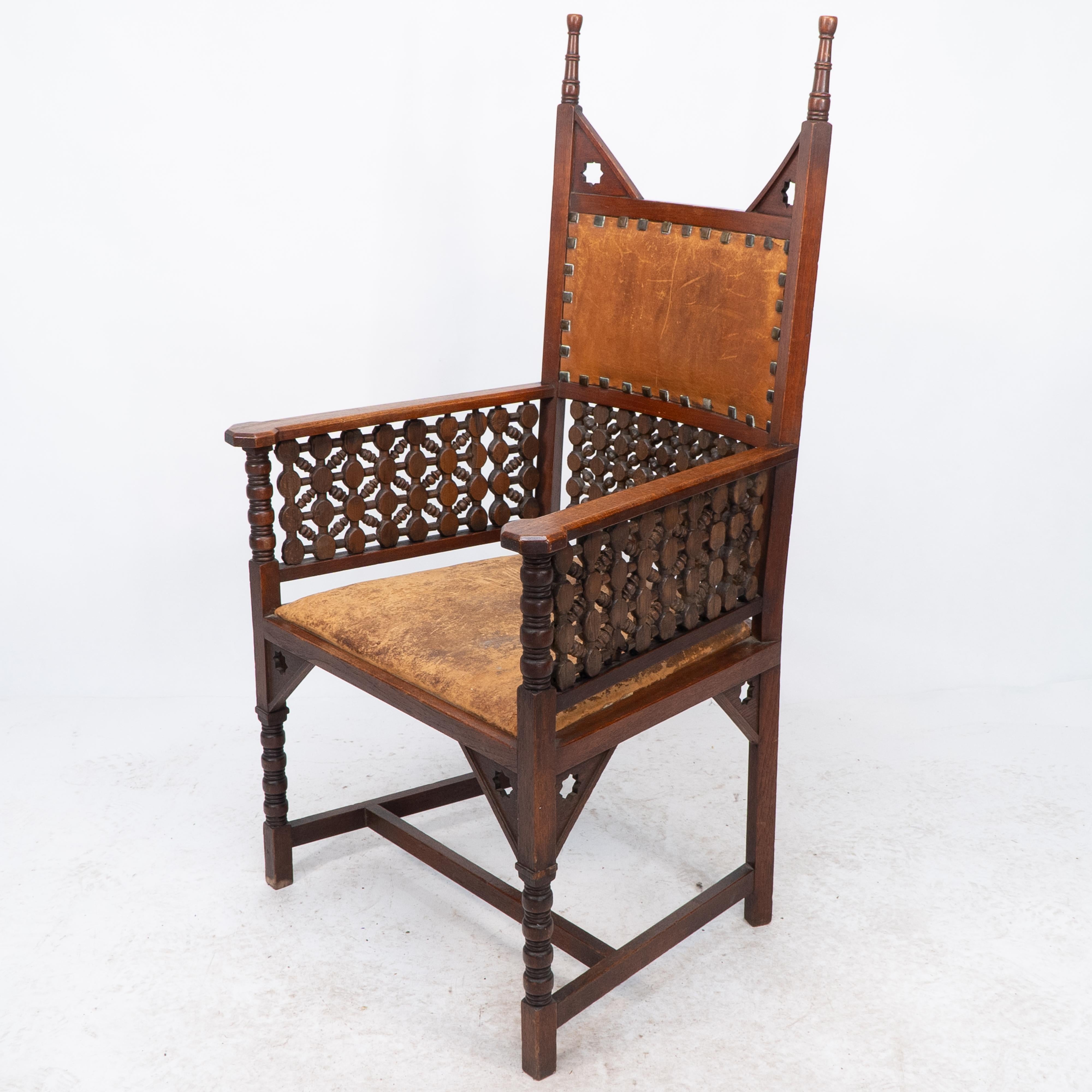Liberty & Co. Ein maurischer Arts and Crafts-Sessel aus Nussbaumholz mit original Ledersitz (Maurisch) im Angebot