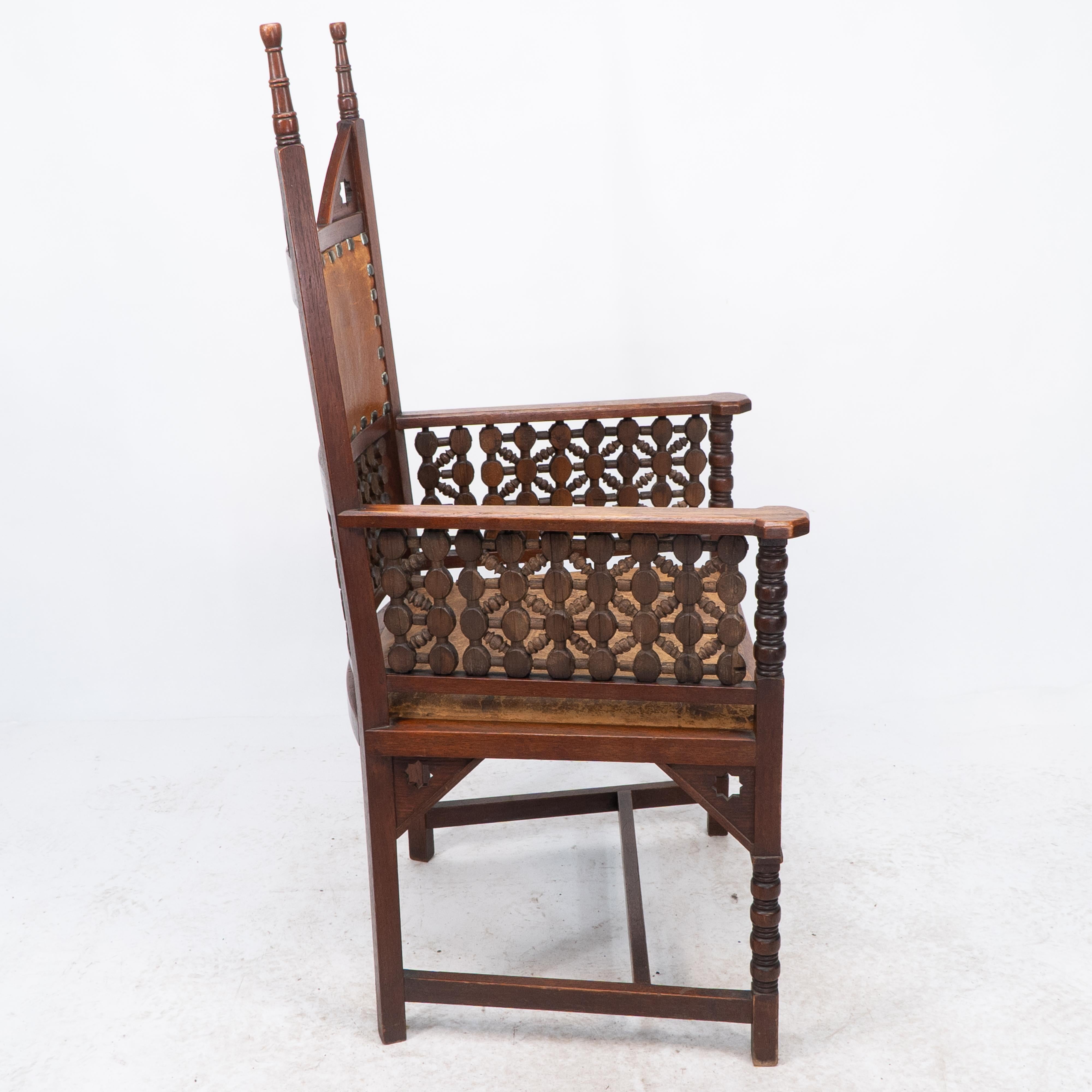 Liberty & Co. Ein maurischer Arts and Crafts-Sessel aus Nussbaumholz mit original Ledersitz (Handgefertigt) im Angebot