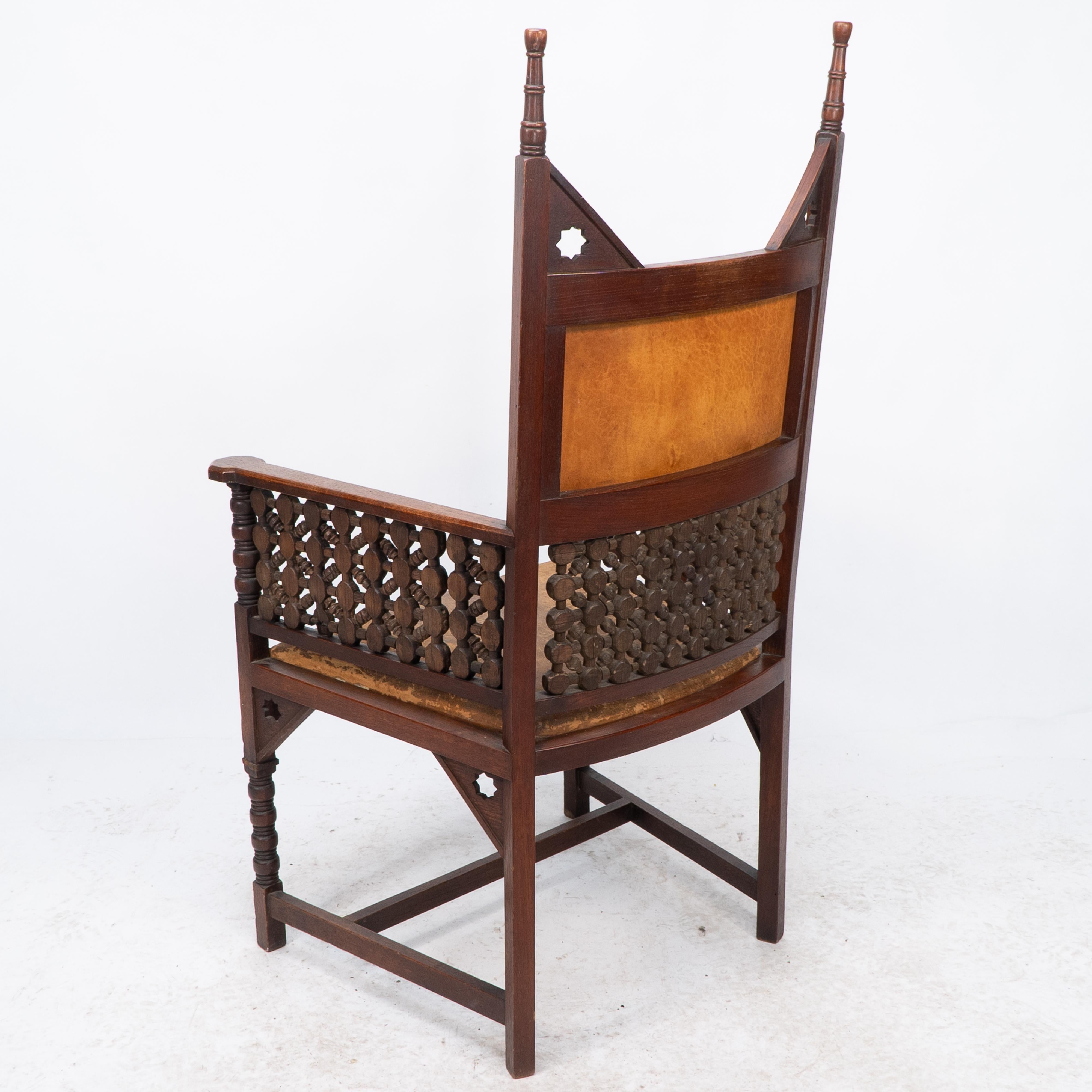 Liberty & Co. Fauteuil mauresque en noyer Arts & Crafts avec assise en cuir d'origine en vente 9