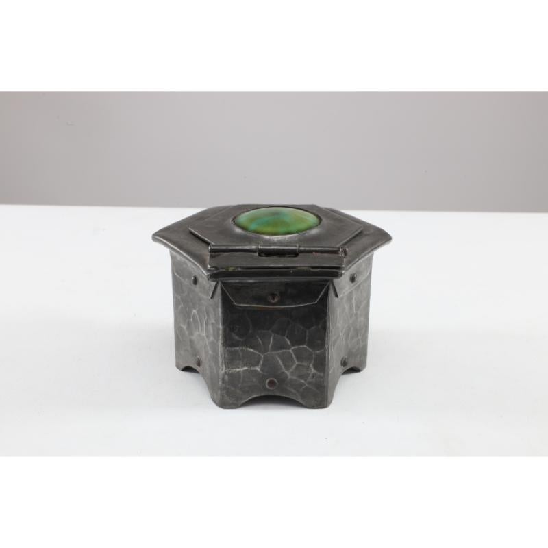 Liberty and Co Pewter Inkwell with a Green Ruskin Jewel and original ink liner In Good Condition For Sale In London, GB